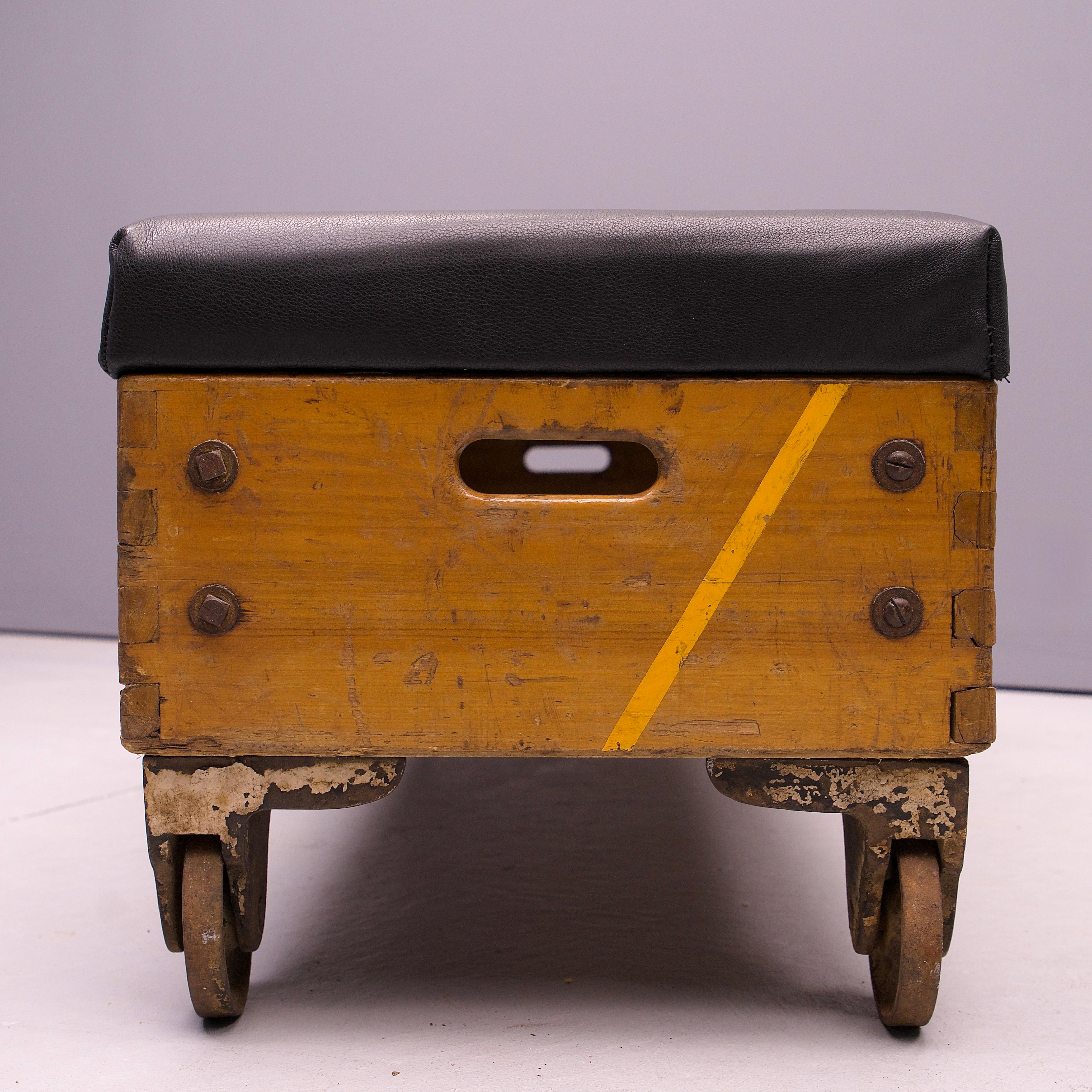 1930s Gustav Leather Werke-Bench Bedside Seating Modern50 Assemblage mediados del siglo XX en venta