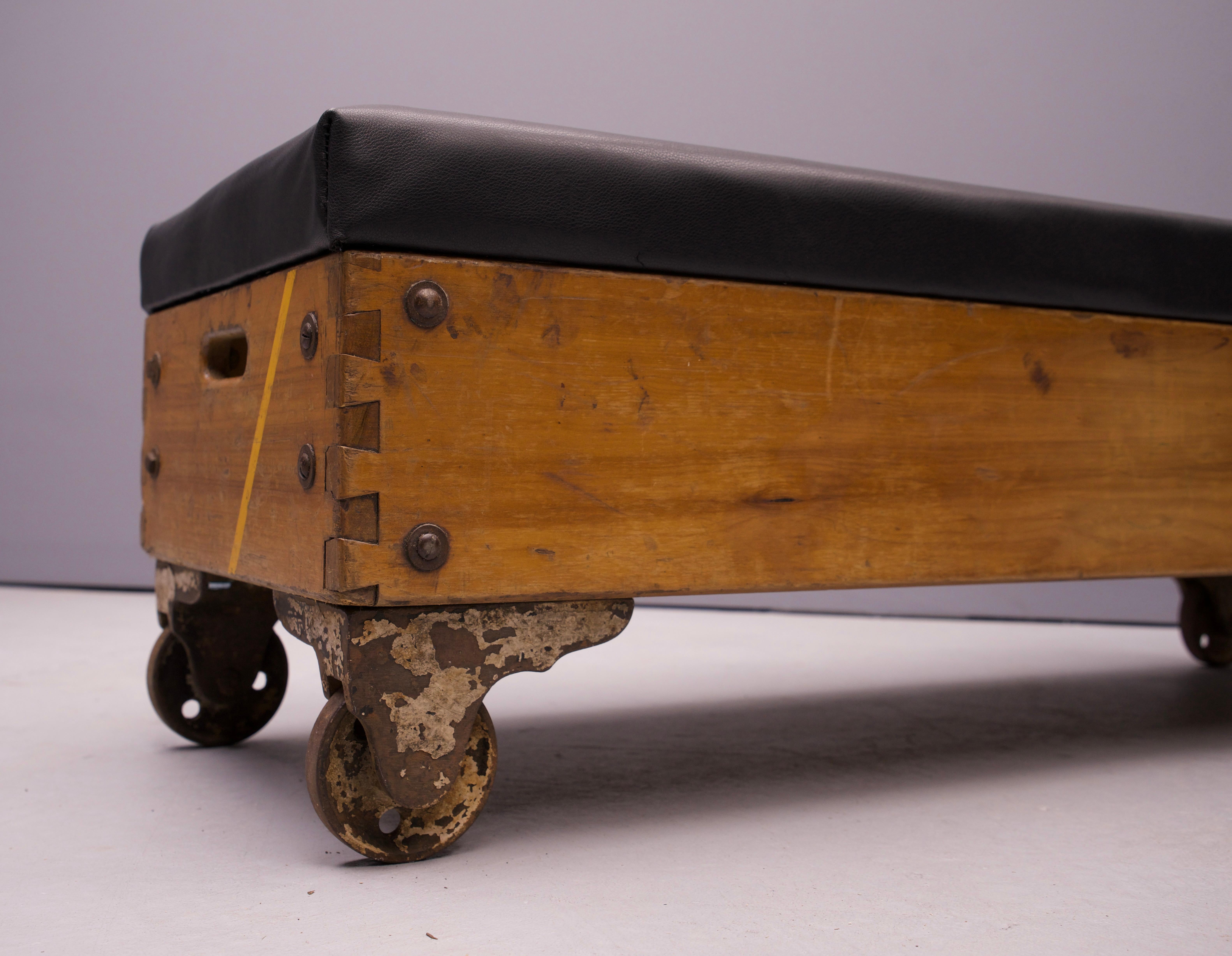 1930s Gustav Leather Werke-Bench Bedside Seating Modern50 Assemblage Cuero en venta