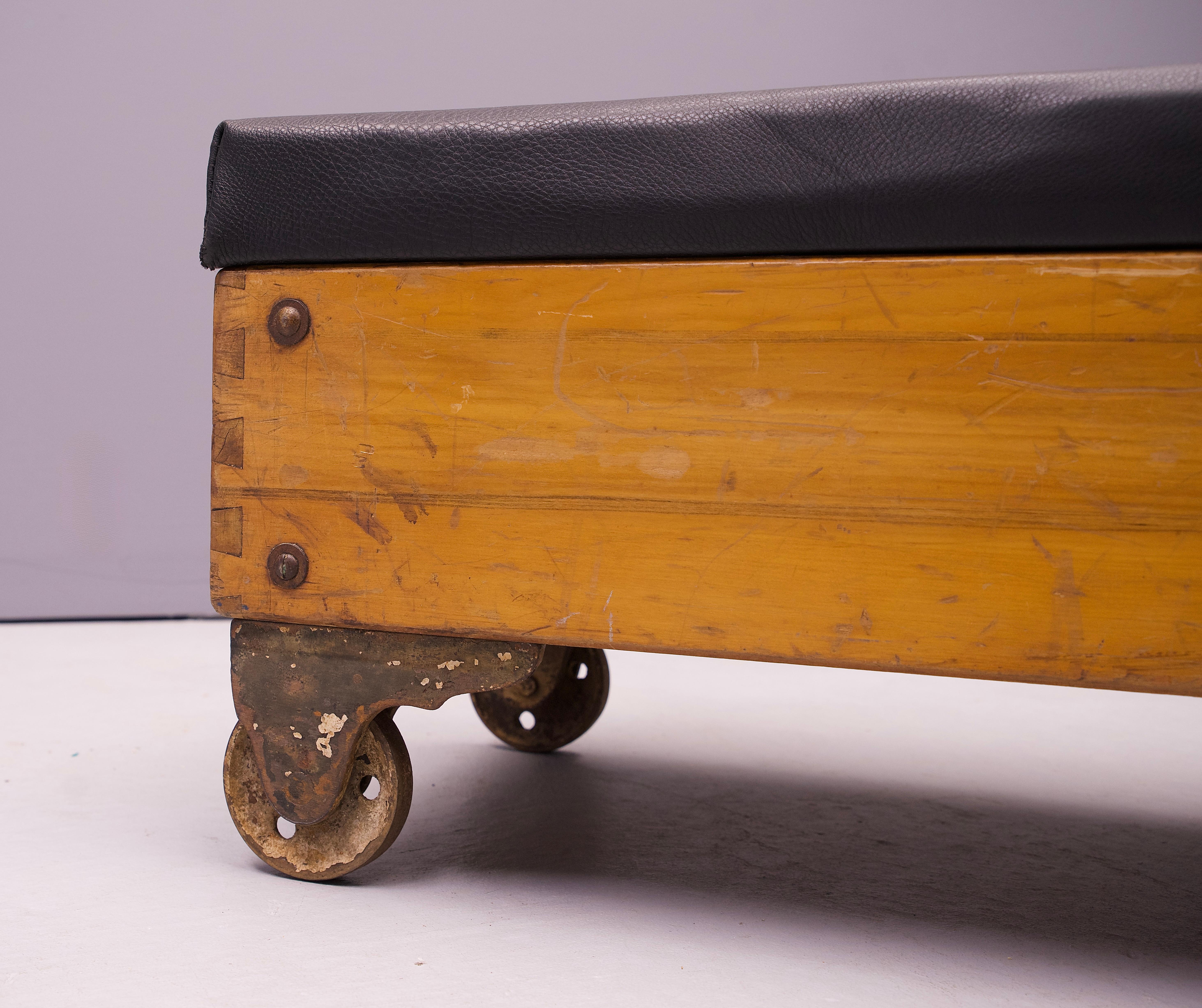 1930s Gustav Leather Werke-Bench Bedside Seating Modern50 Assemblage en venta 1