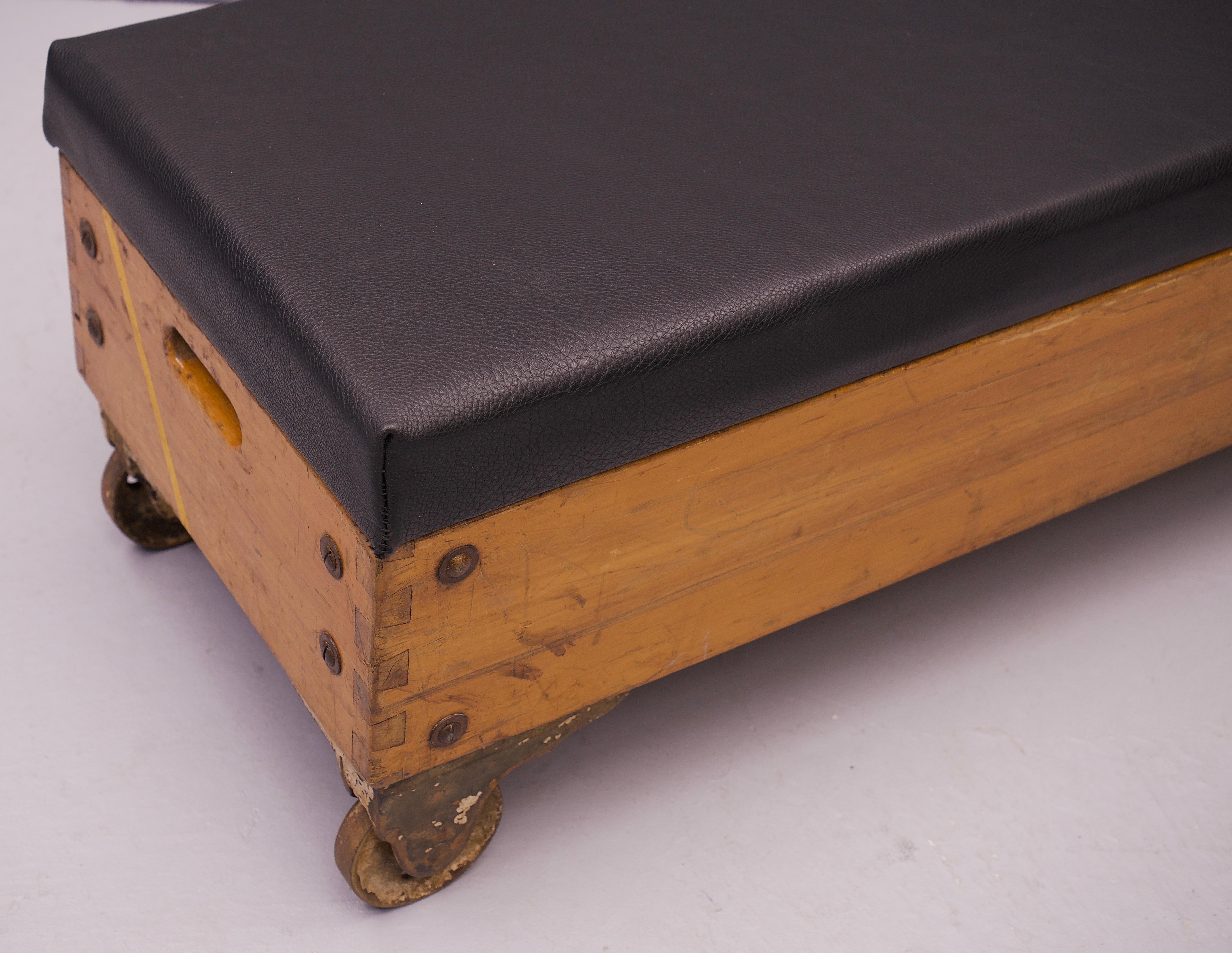 1930s Gustav Leather Werke-Bench Bedside Seating Modern50 Assemblage en venta 2