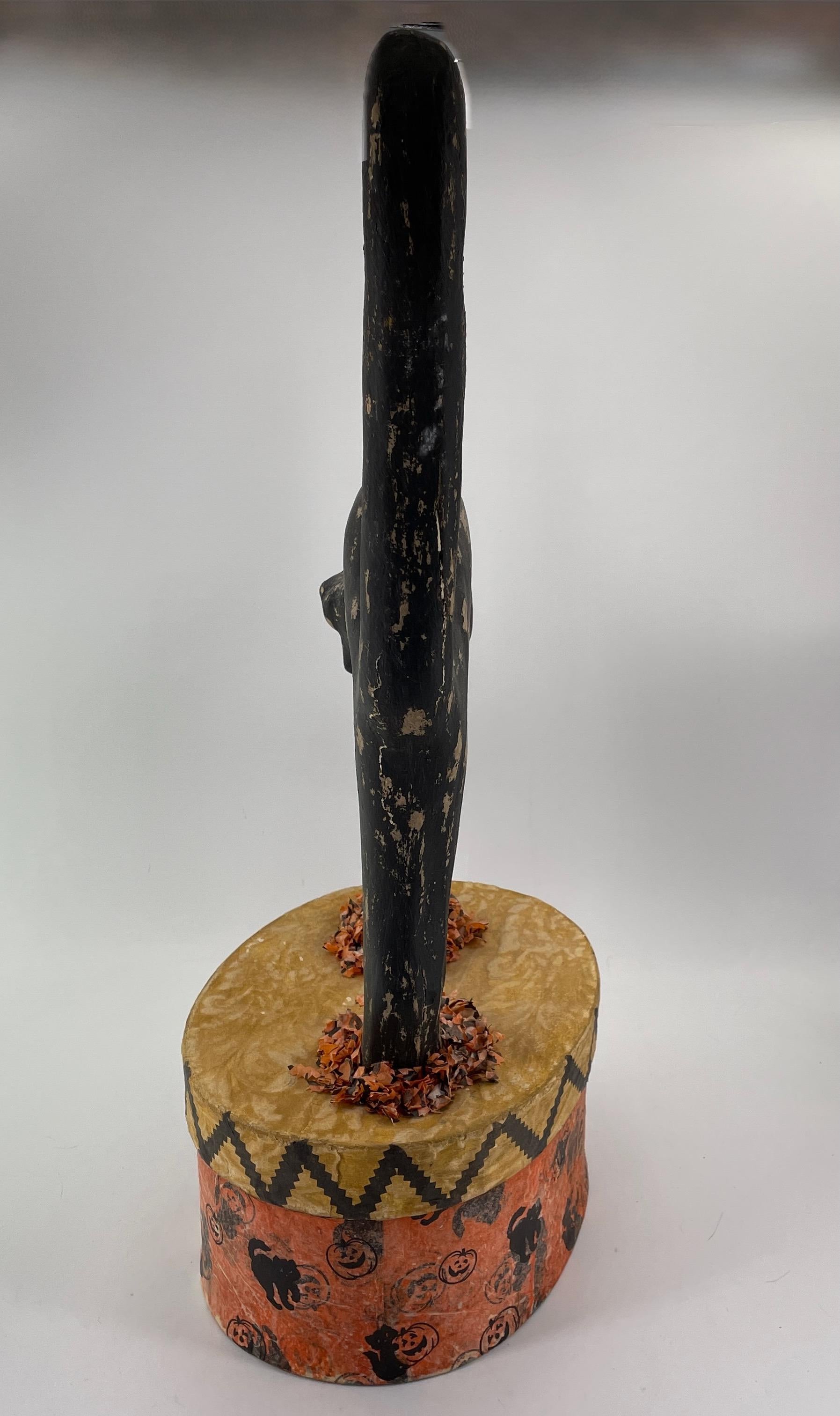 Anfang des 20. Jahrhunderts polychrom bemalte Halloween-Bonbondose aus Pappmaché, mit schwarzer Katze auf dem Deckel. 

Gesamtgröße B 14,25 x T 8 x H 19 Zoll
Box B 10,25 x T 7,5 x H 5,75 in
