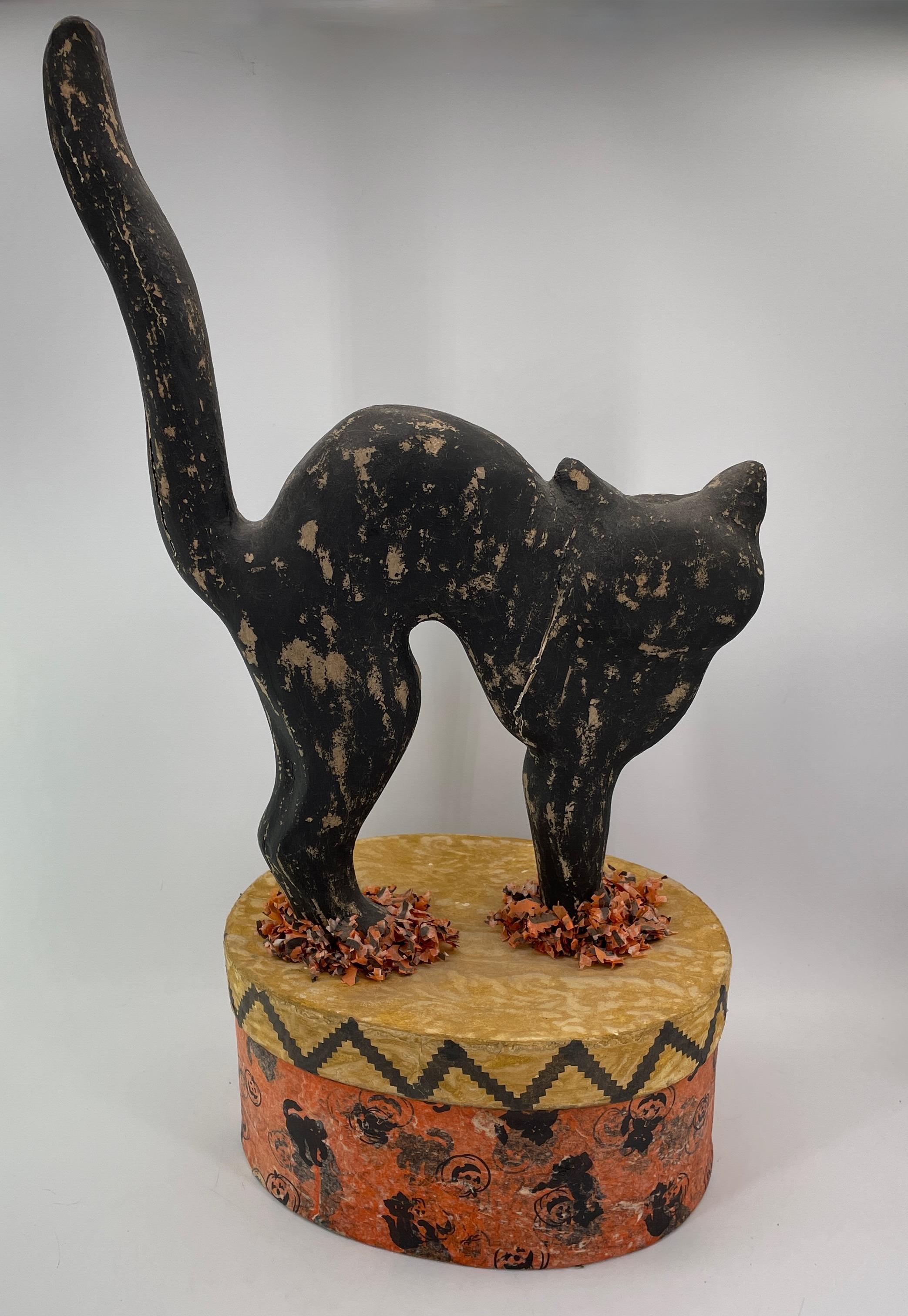 1930er Jahre Hallloween Papier Mache Schwarze Katze Candy Box Seltene amerikanische Mitte des Jahrhunderts (Volkskunst) im Angebot