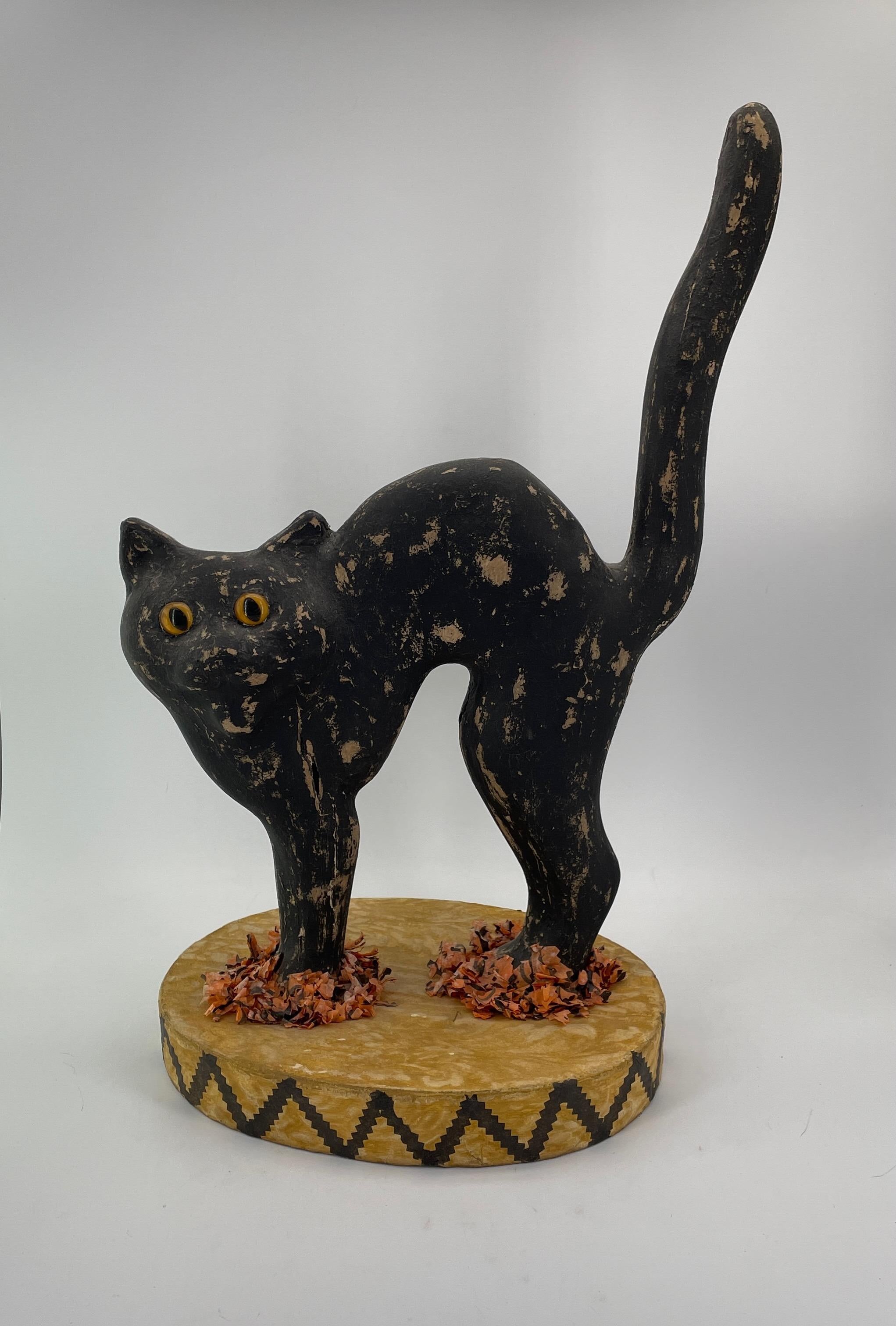 1930er Jahre Hallloween Papier Mache Schwarze Katze Candy Box Seltene amerikanische Mitte des Jahrhunderts (Handgefertigt) im Angebot