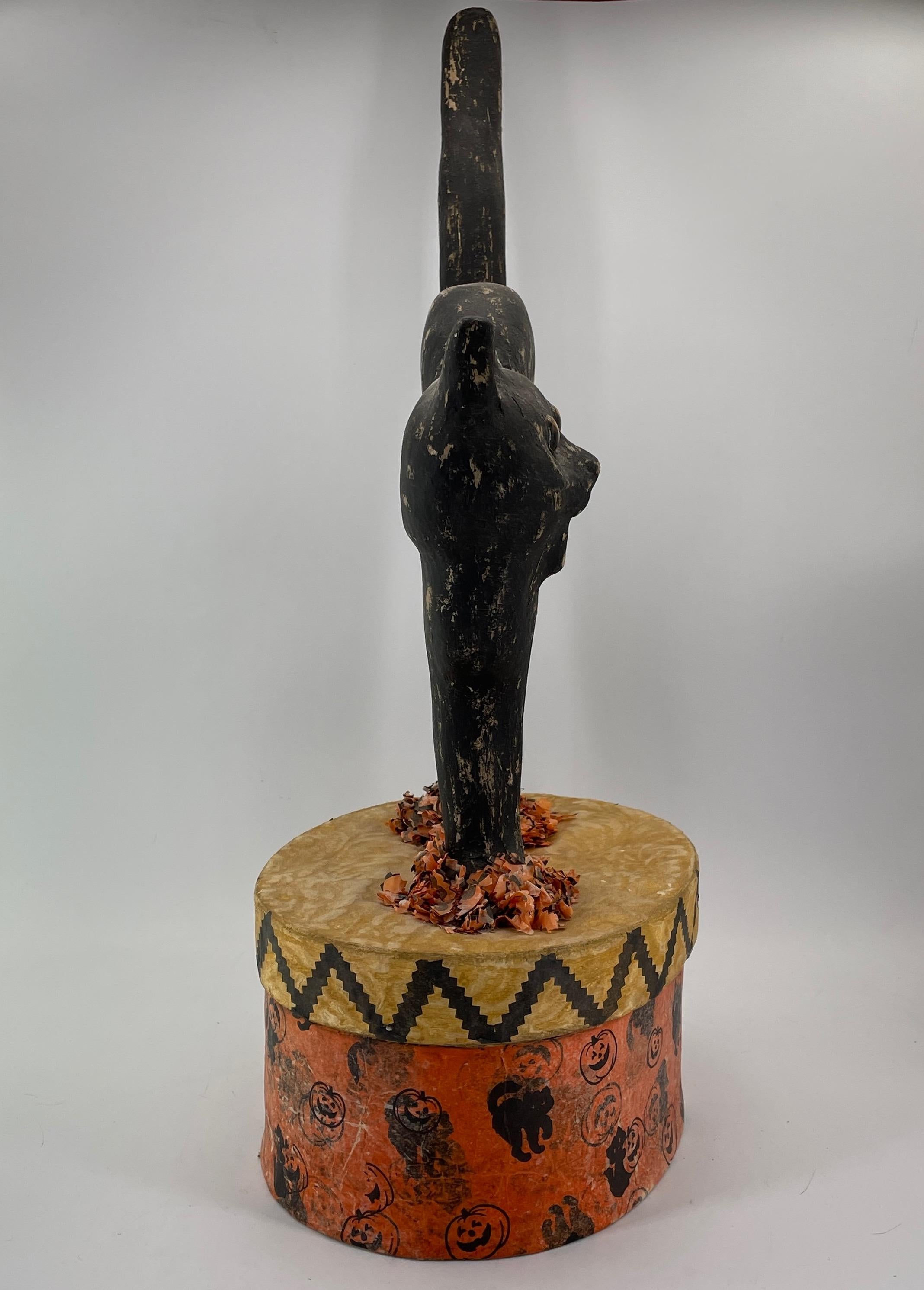 1930er Jahre Hallloween Papier Mache Schwarze Katze Candy Box Seltene amerikanische Mitte des Jahrhunderts im Zustand „Starke Gebrauchsspuren“ im Angebot in Hyattsville, MD