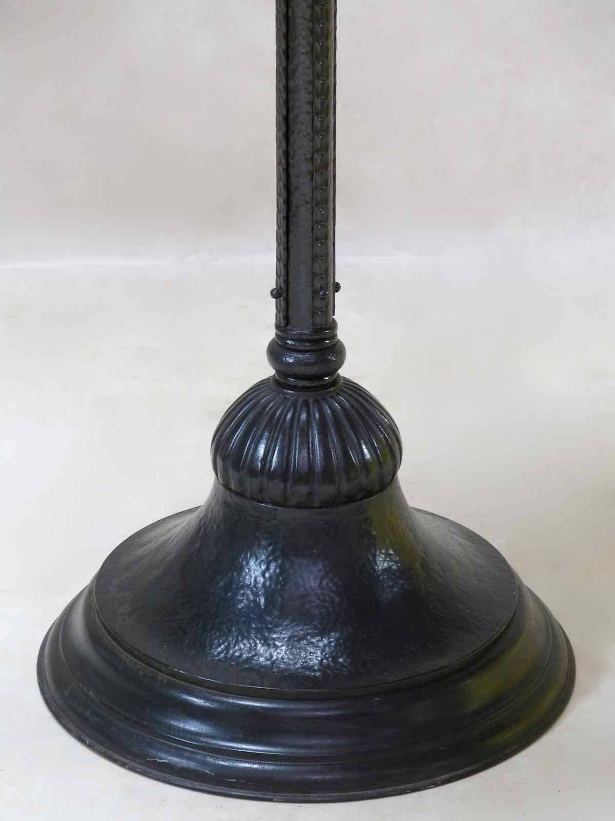 1930s Hammered Iron Floor Lamp with Large Plastic Shade In Good Condition For Sale In Isle Sur La Sorgue, Vaucluse