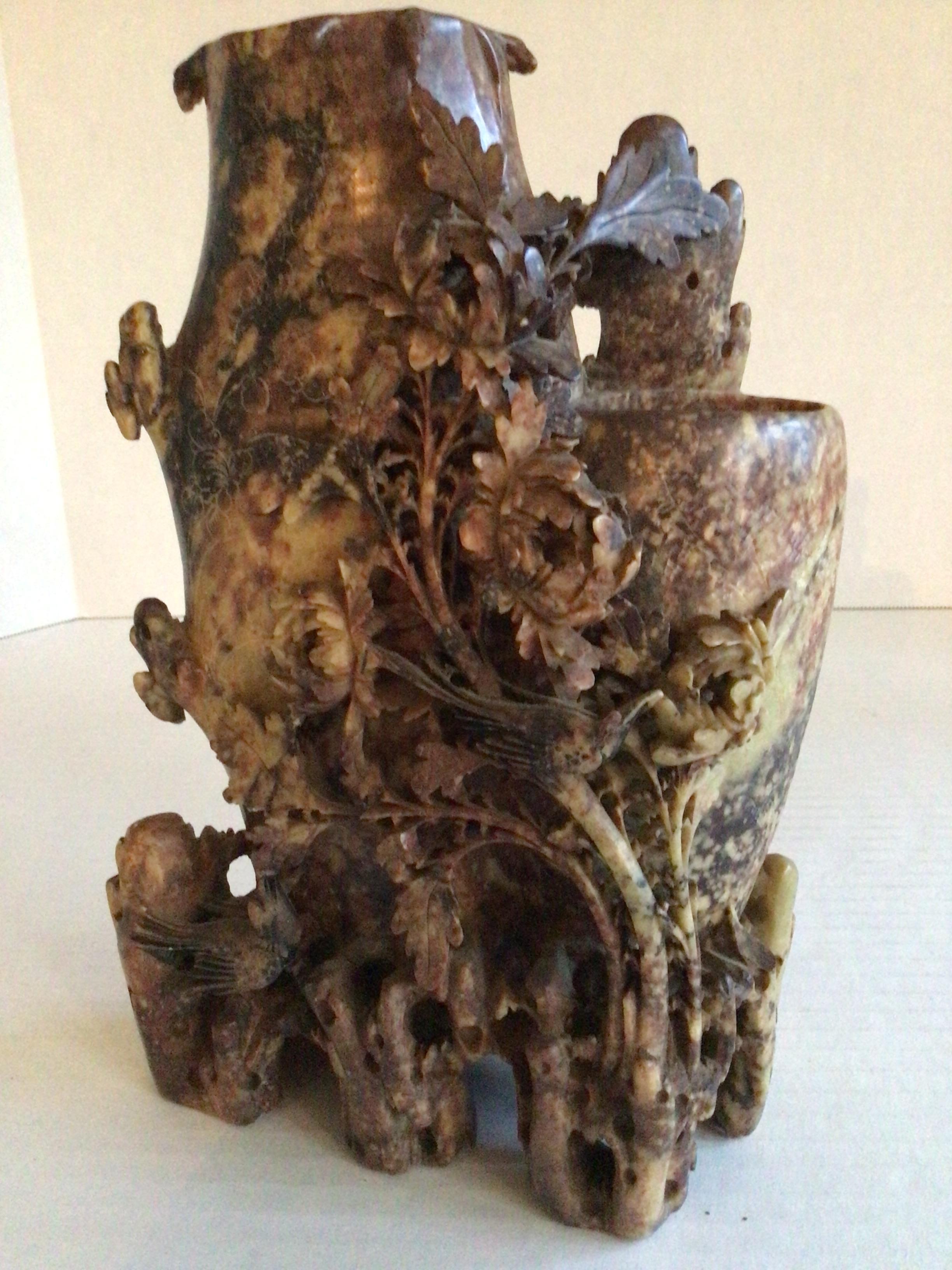 Scultura in pietra ollare intagliata a mano del 1930 con vaso
Intricato intaglio con dettagli floreali che circondano il vaso

Unica da sola, oppure crea una collezione di queste sculture intricate.

