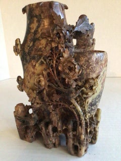 Scultura in pietra ollare intagliata a mano del 1930 con vaso