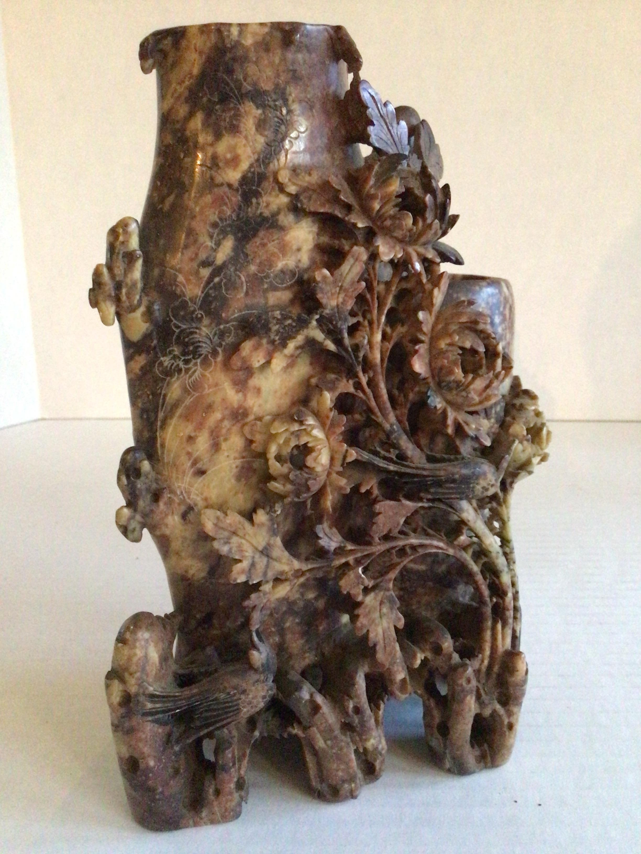 Intagliato a mano Scultura in pietra ollare intagliata a mano del 1930 con vaso in vendita