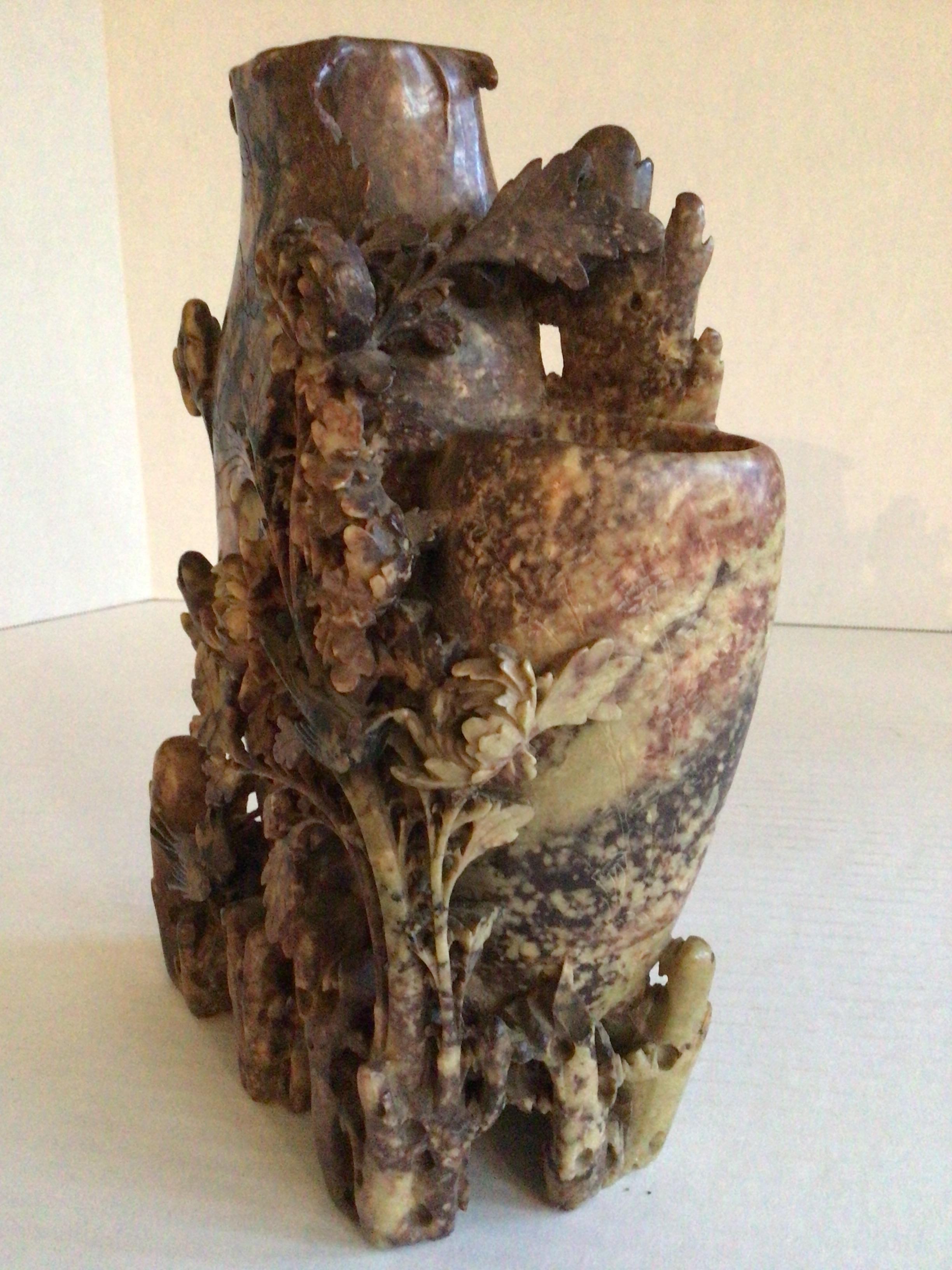 Scultura in pietra ollare intagliata a mano del 1930 con vaso In condizioni buone in vendita a Tarrytown, NY