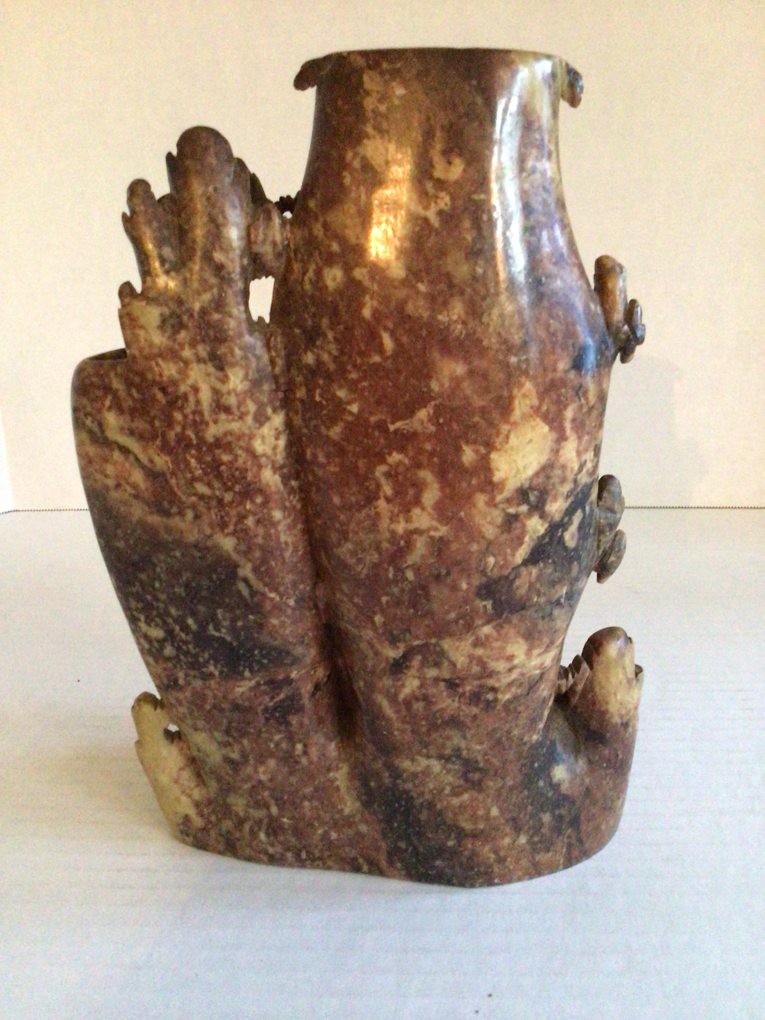 Metà XX secolo Scultura in pietra ollare intagliata a mano del 1930 con vaso in vendita