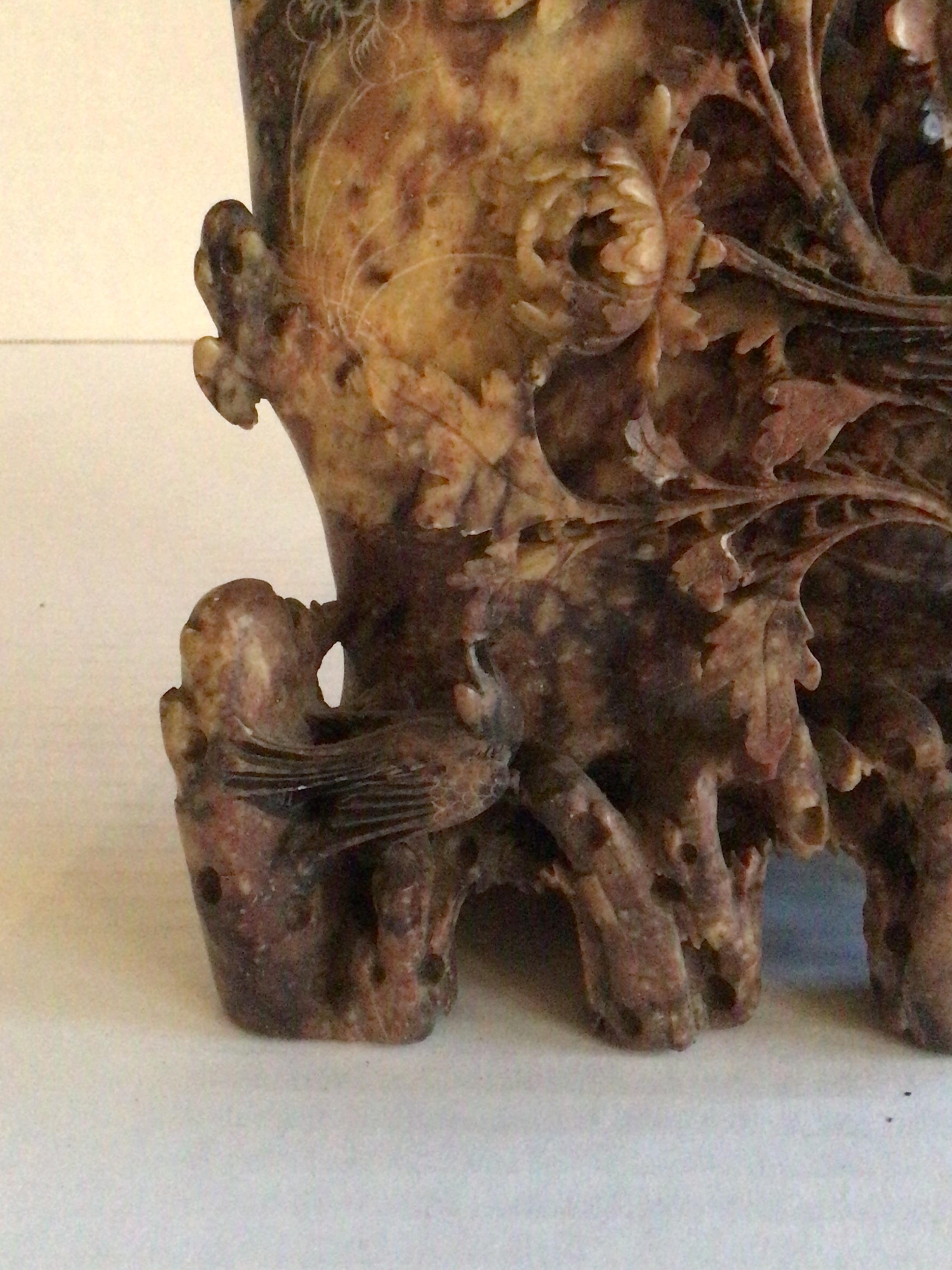 Scultura in pietra ollare intagliata a mano del 1930 con vaso in vendita 1