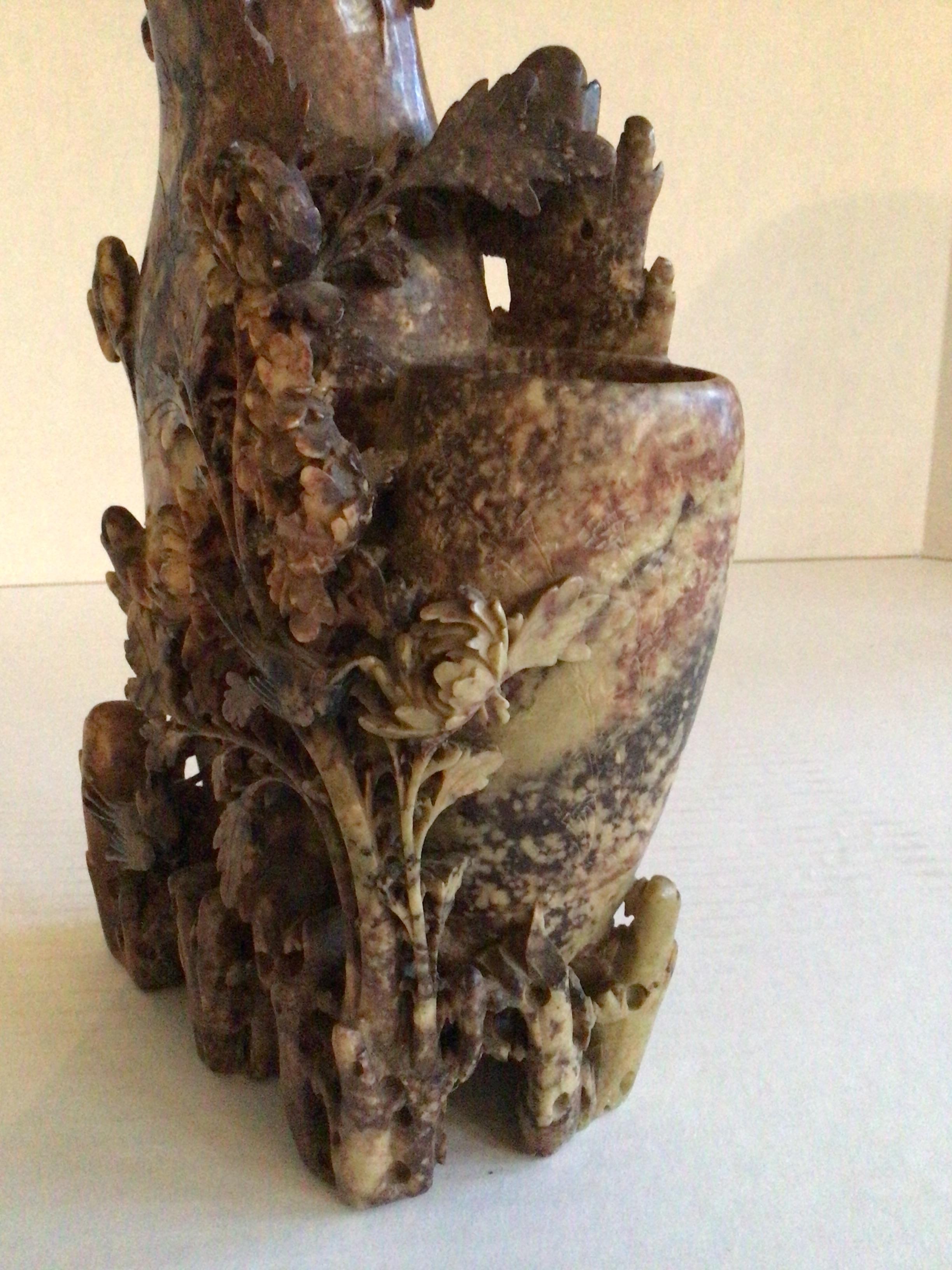 Scultura in pietra ollare intagliata a mano del 1930 con vaso in vendita 2