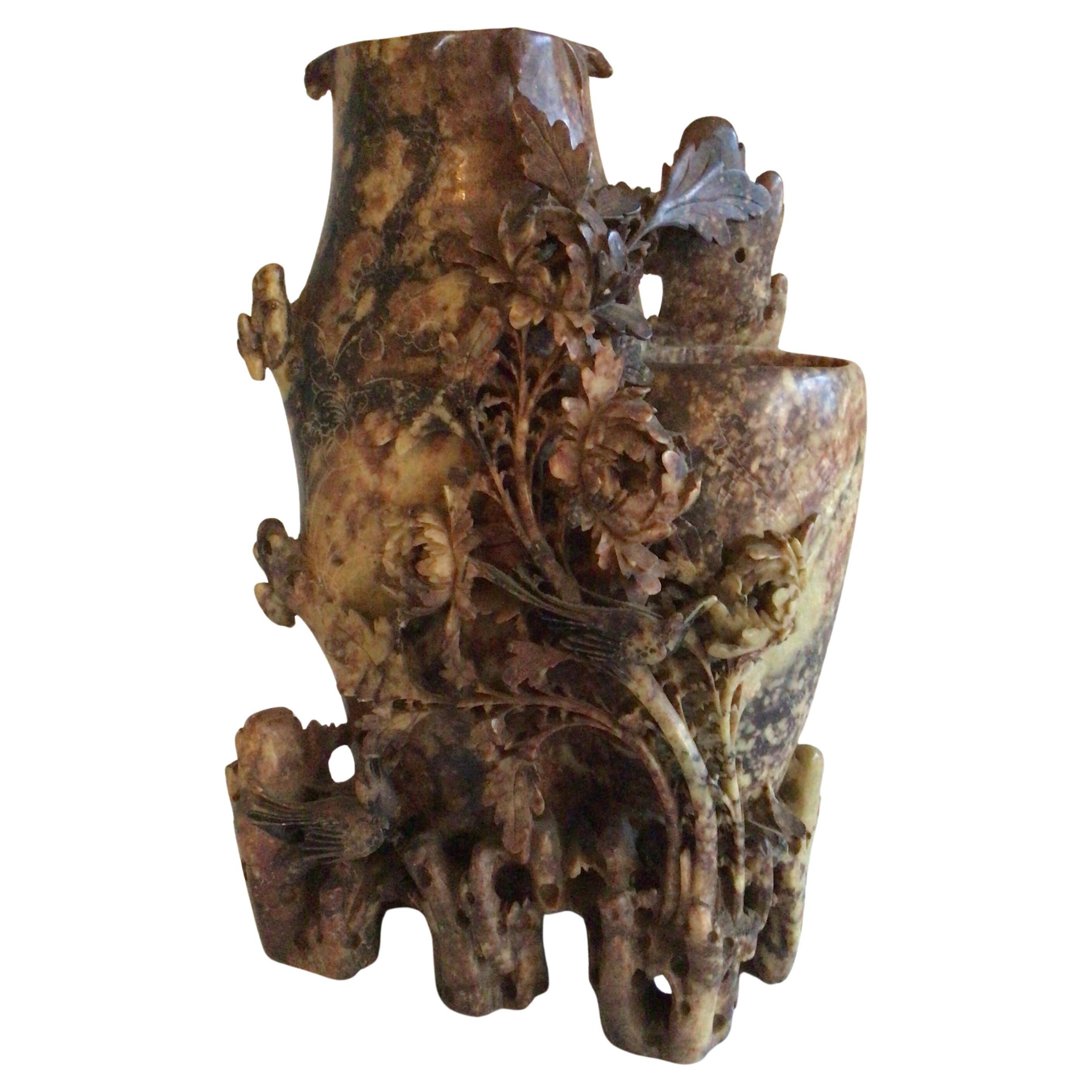 Scultura in pietra ollare intagliata a mano del 1930 con vaso