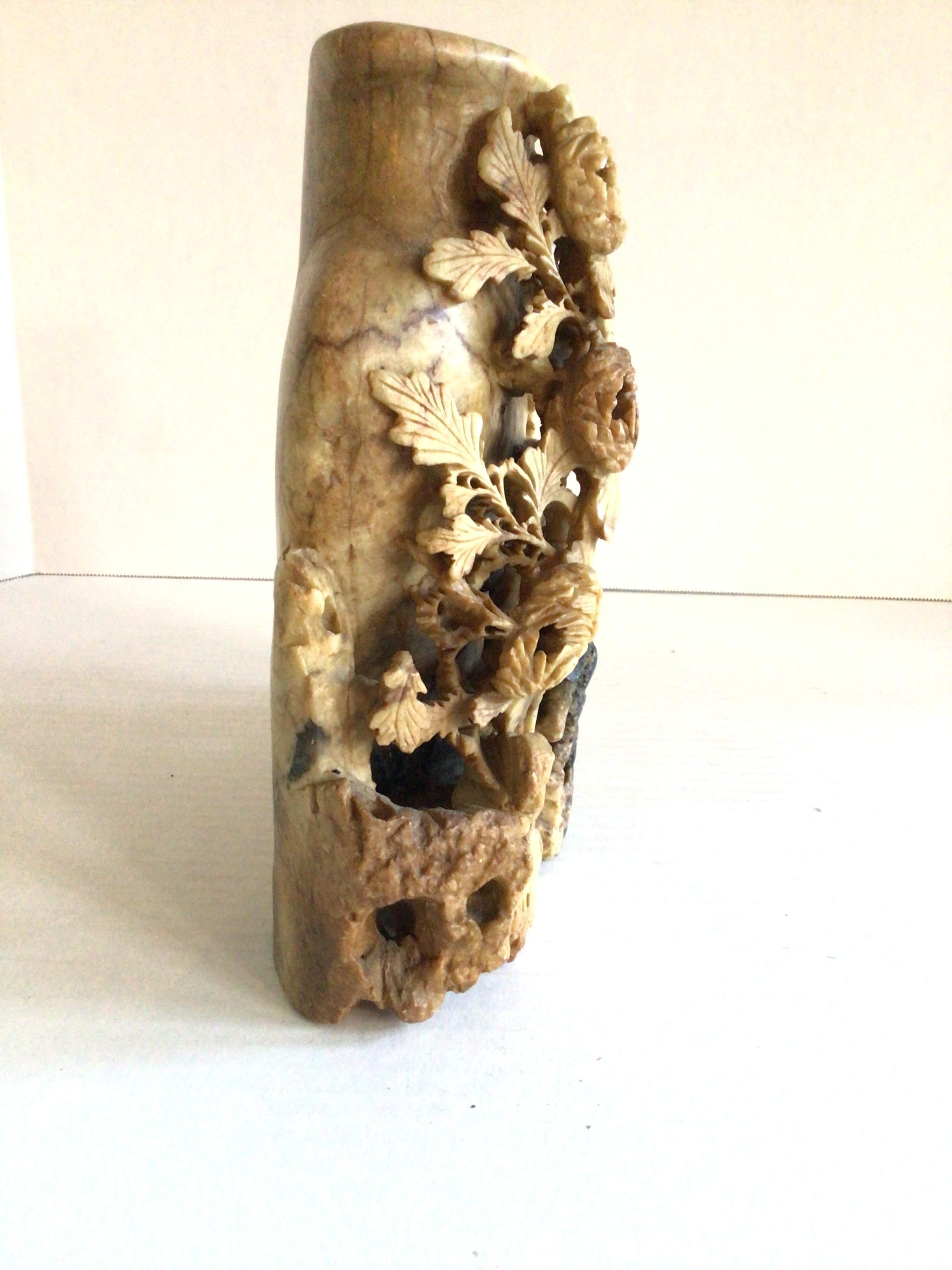 Sculpté à la main Sculpture Vase en pierre ollaire sculptée à la main dans les années 1930 en vente