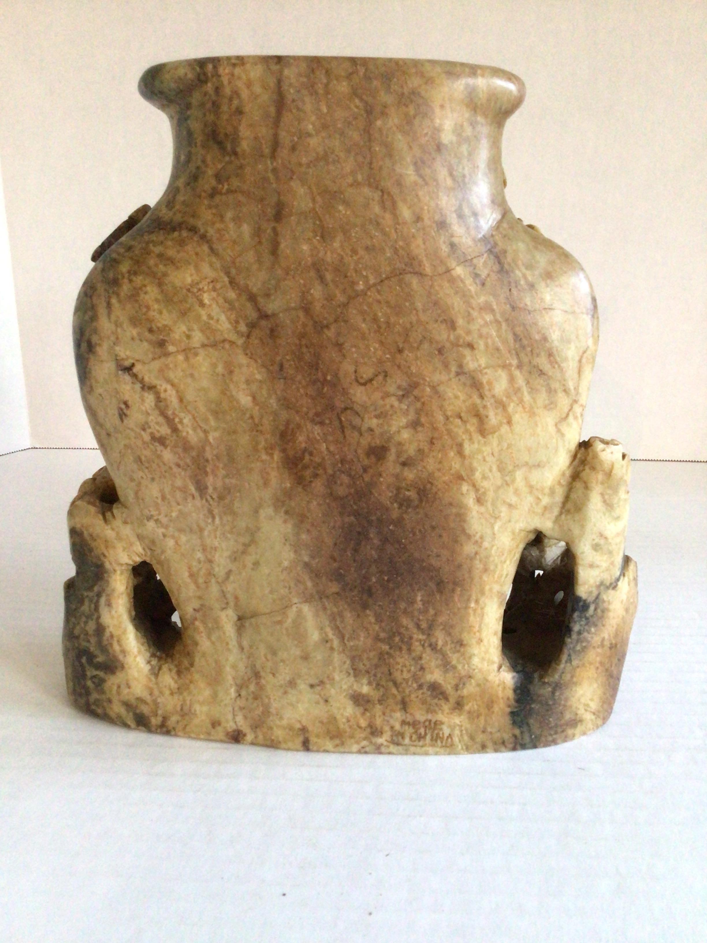 Sculpture Vase en pierre ollaire sculptée à la main dans les années 1930 Bon état - En vente à Tarrytown, NY