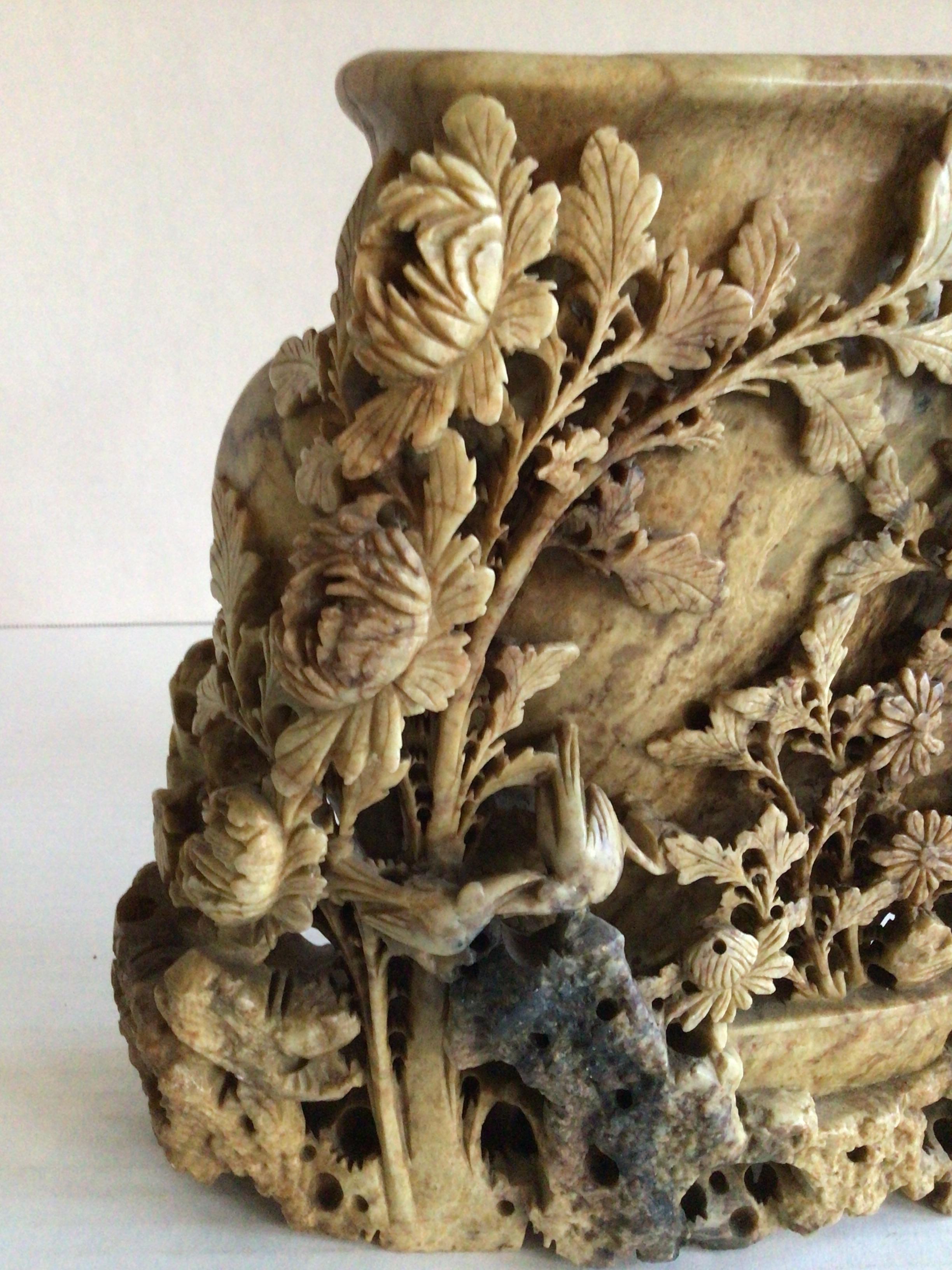 Milieu du XXe siècle Sculpture Vase en pierre ollaire sculptée à la main dans les années 1930 en vente