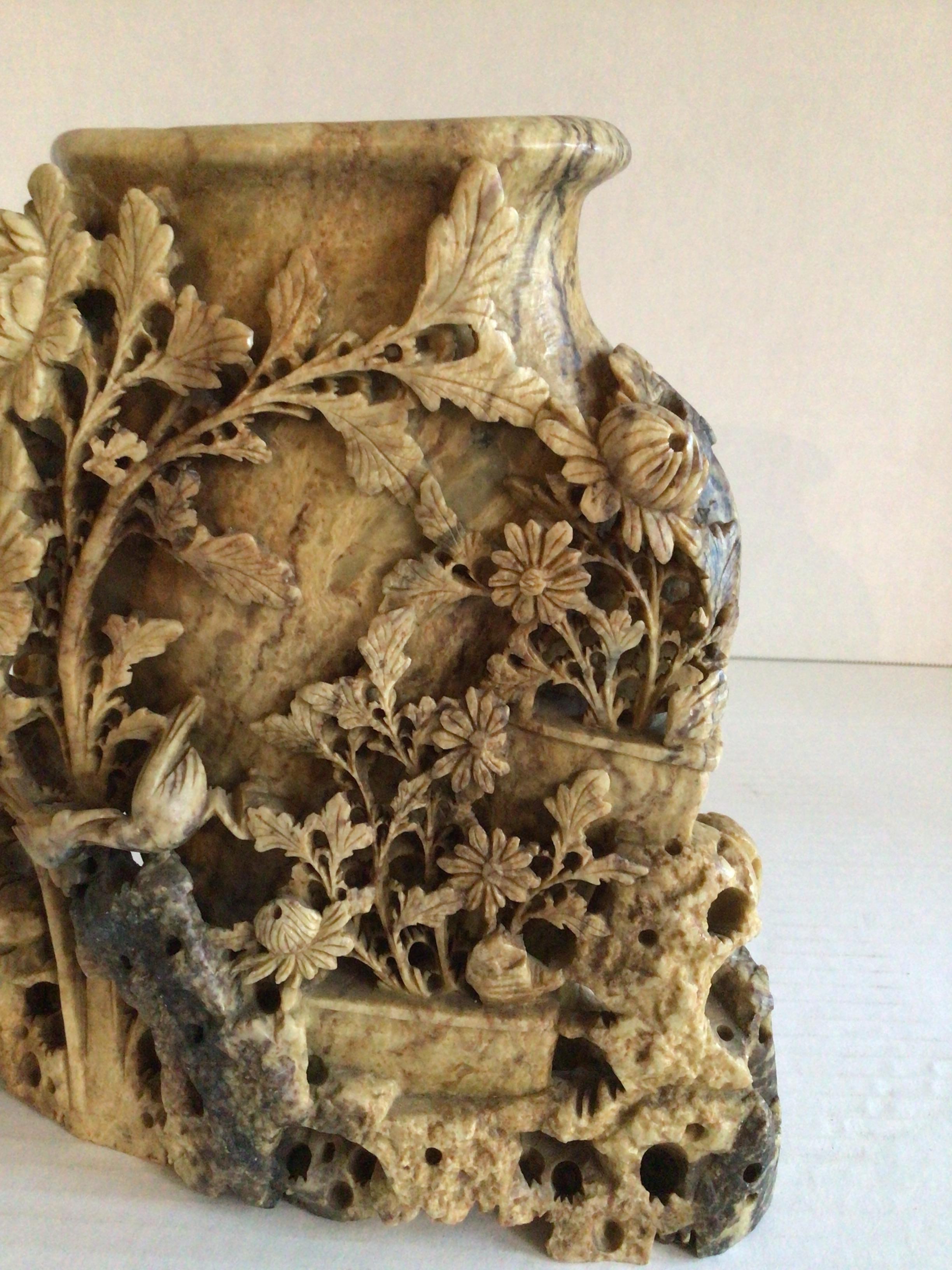 Stéatite Sculpture Vase en pierre ollaire sculptée à la main dans les années 1930 en vente