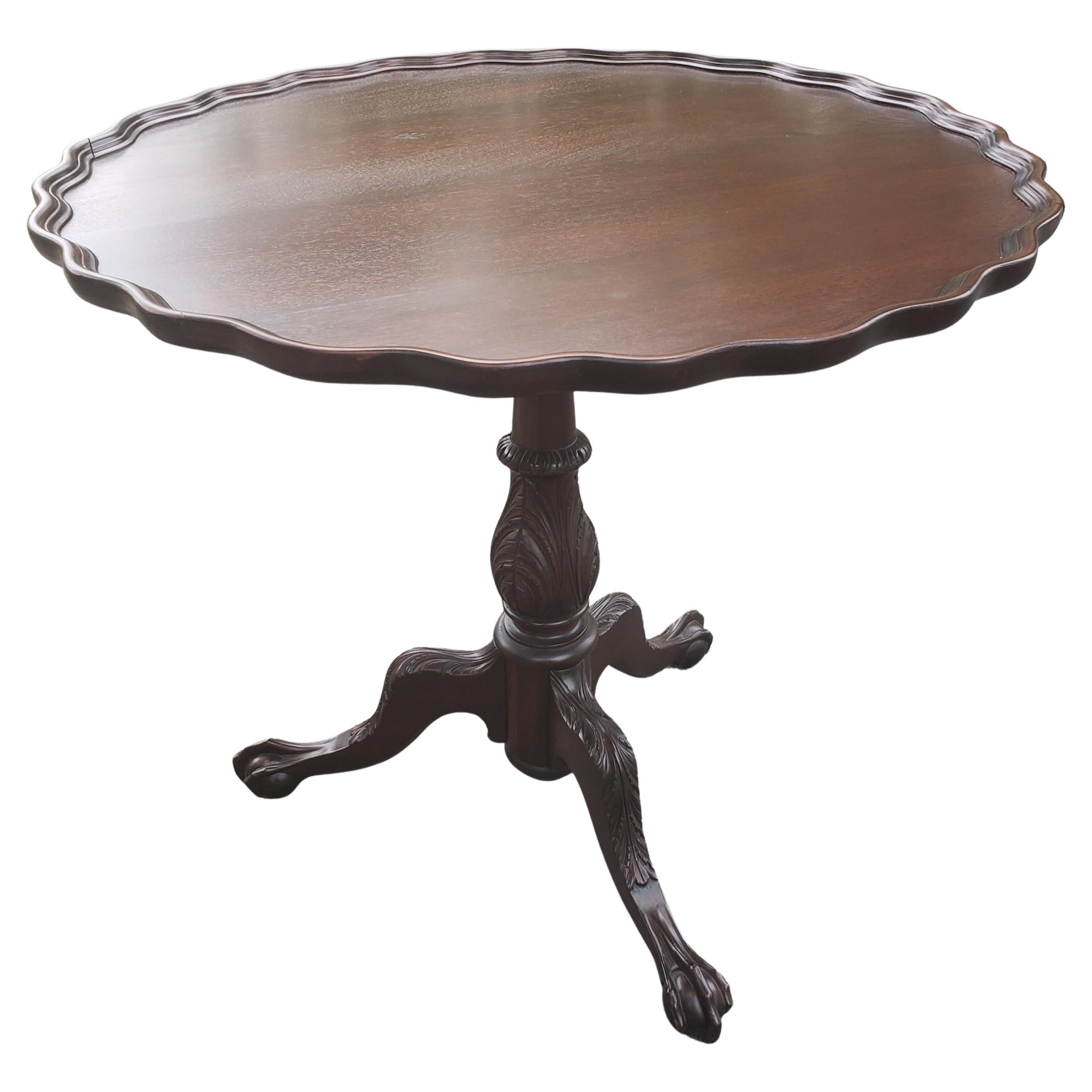 George III Table à plateau basculant en acajou des années 1930, fabriquée à la main, avec pieds en forme de boule et de griffe en vente