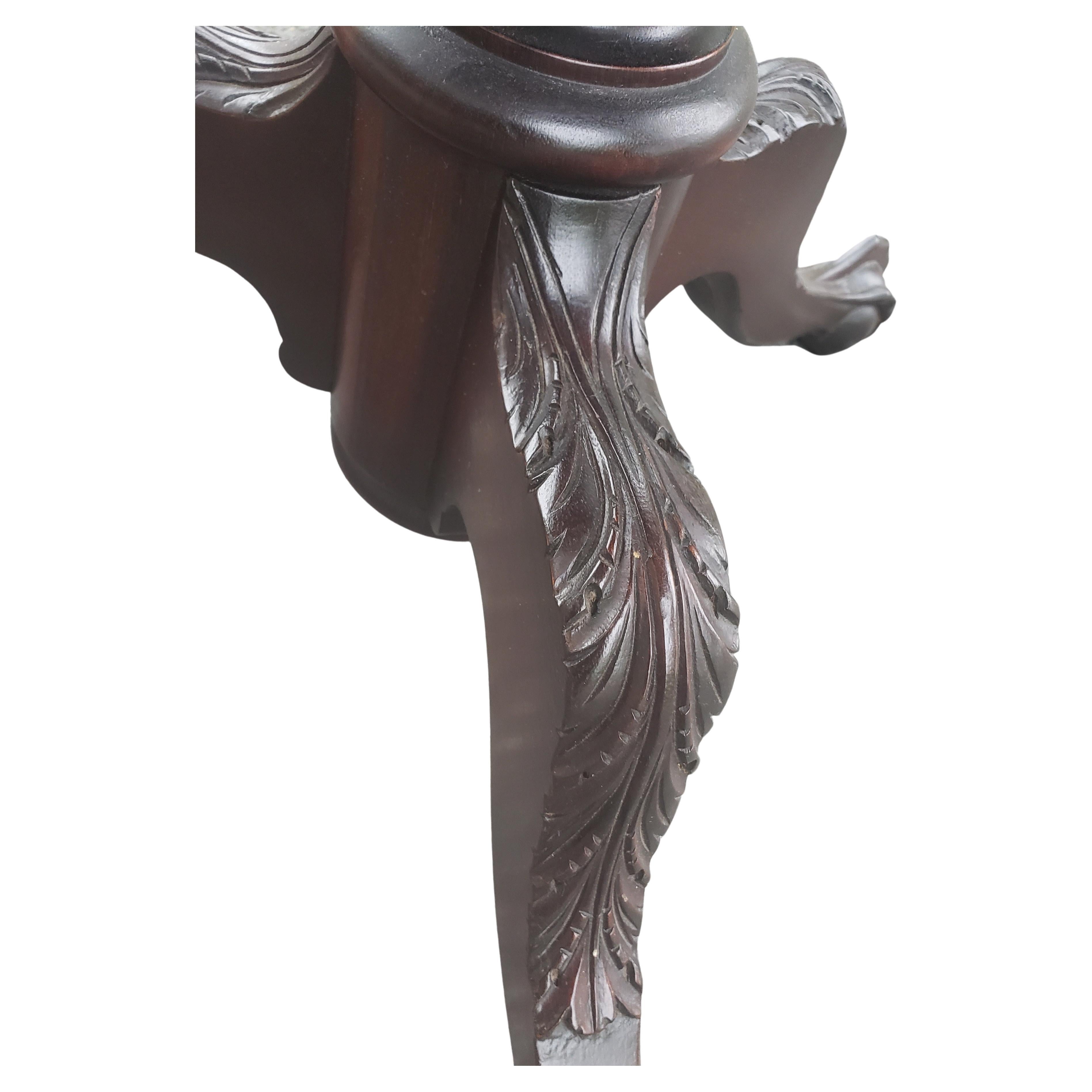 Sculpté à la main Table à plateau basculant en acajou des années 1930, fabriquée à la main, avec pieds en forme de boule et de griffe en vente