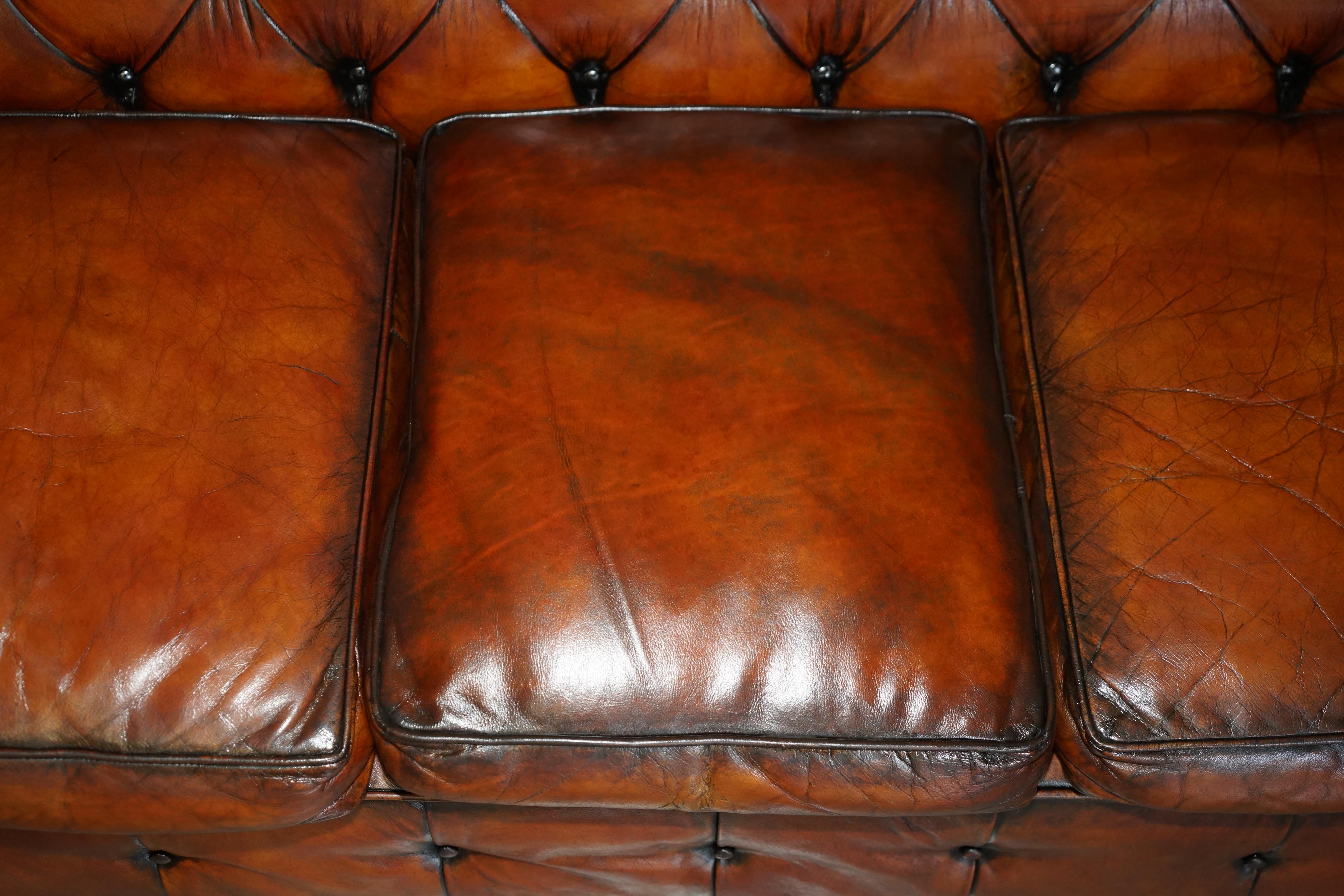 Fauteuil de club des années 1930 en cuir marron CHESTERFIELD TUFTED, teint à la main et restauré. en vente 2