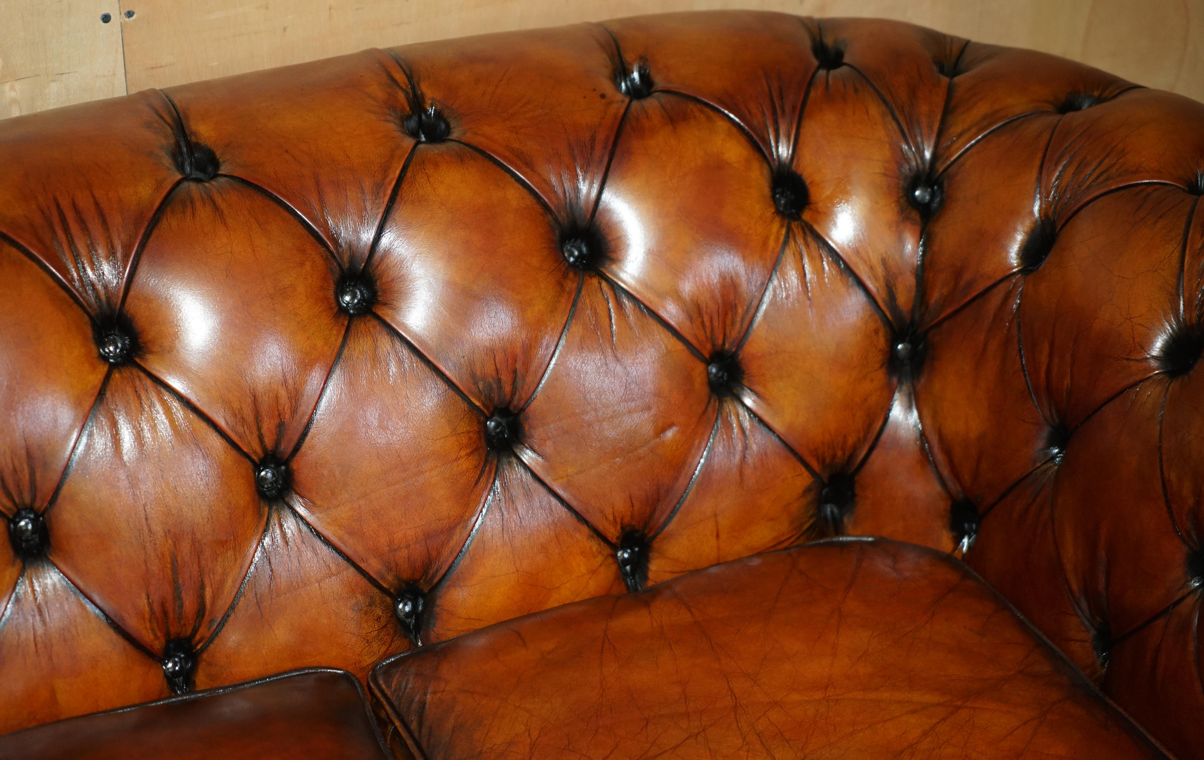 Fauteuil de club des années 1930 en cuir marron CHESTERFIELD TUFTED, teint à la main et restauré. en vente 3