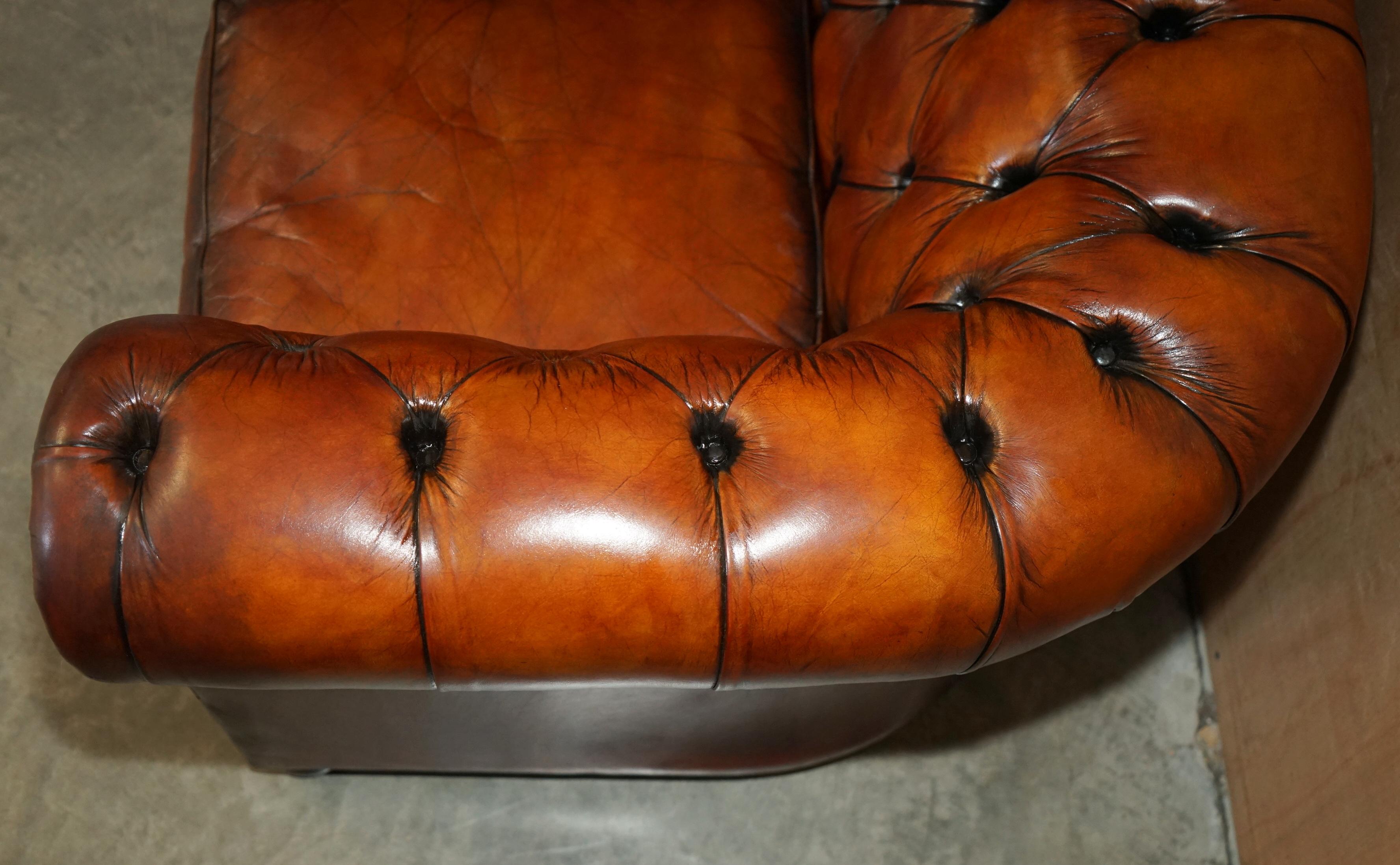 Fauteuil de club des années 1930 en cuir marron CHESTERFIELD TUFTED, teint à la main et restauré. en vente 5