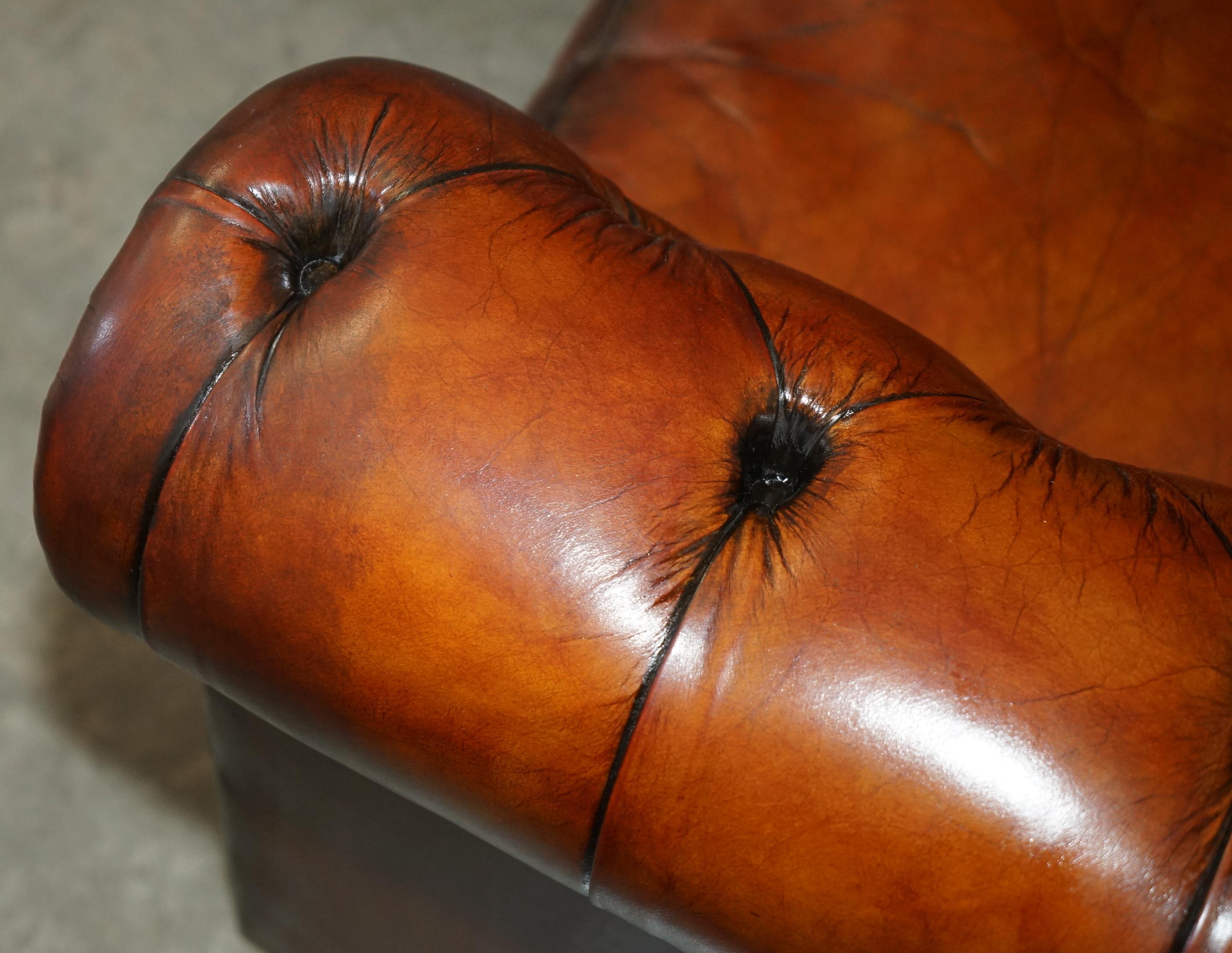 Fauteuil de club des années 1930 en cuir marron CHESTERFIELD TUFTED, teint à la main et restauré. en vente 6