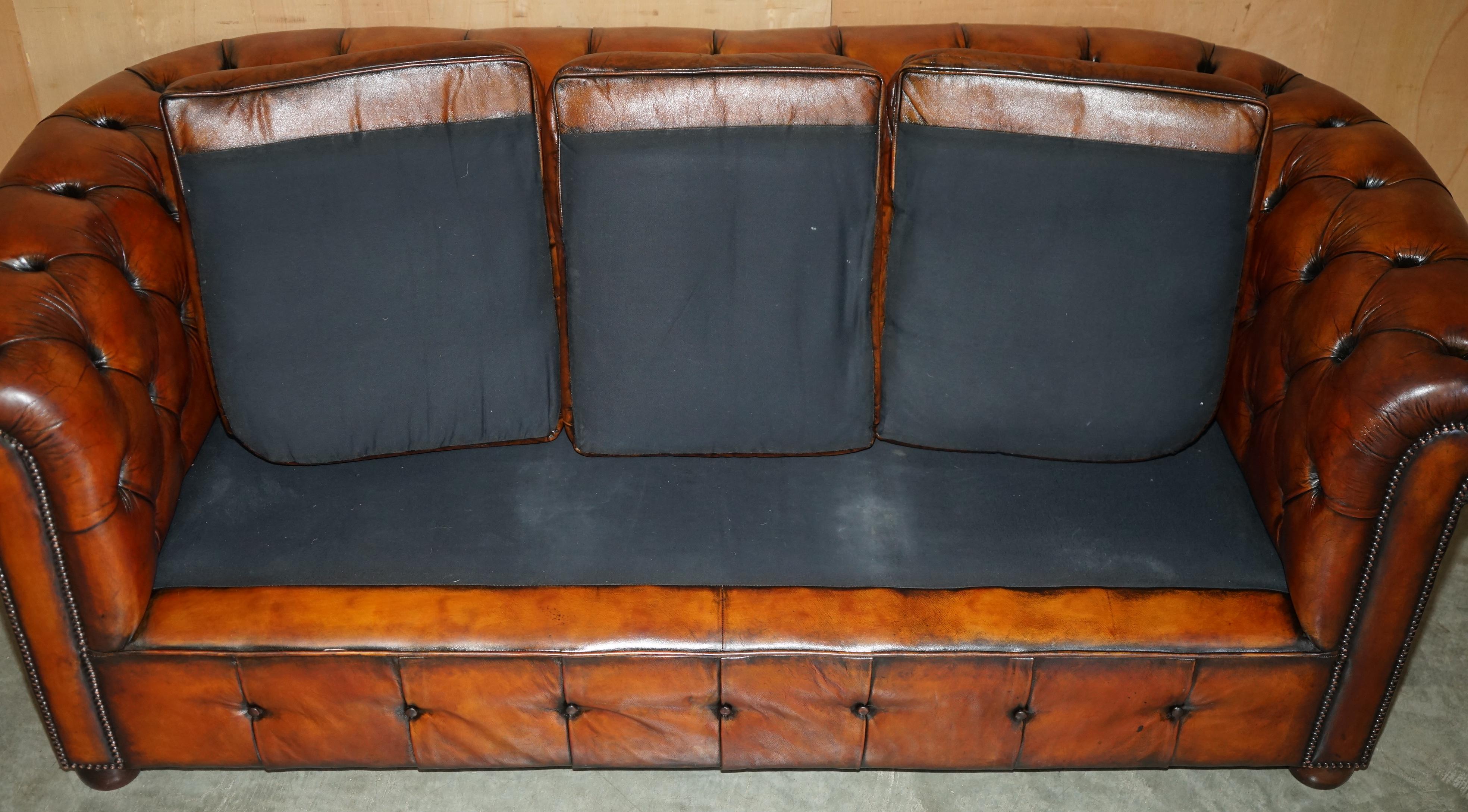 Fauteuil de club des années 1930 en cuir marron CHESTERFIELD TUFTED, teint à la main et restauré. en vente 7