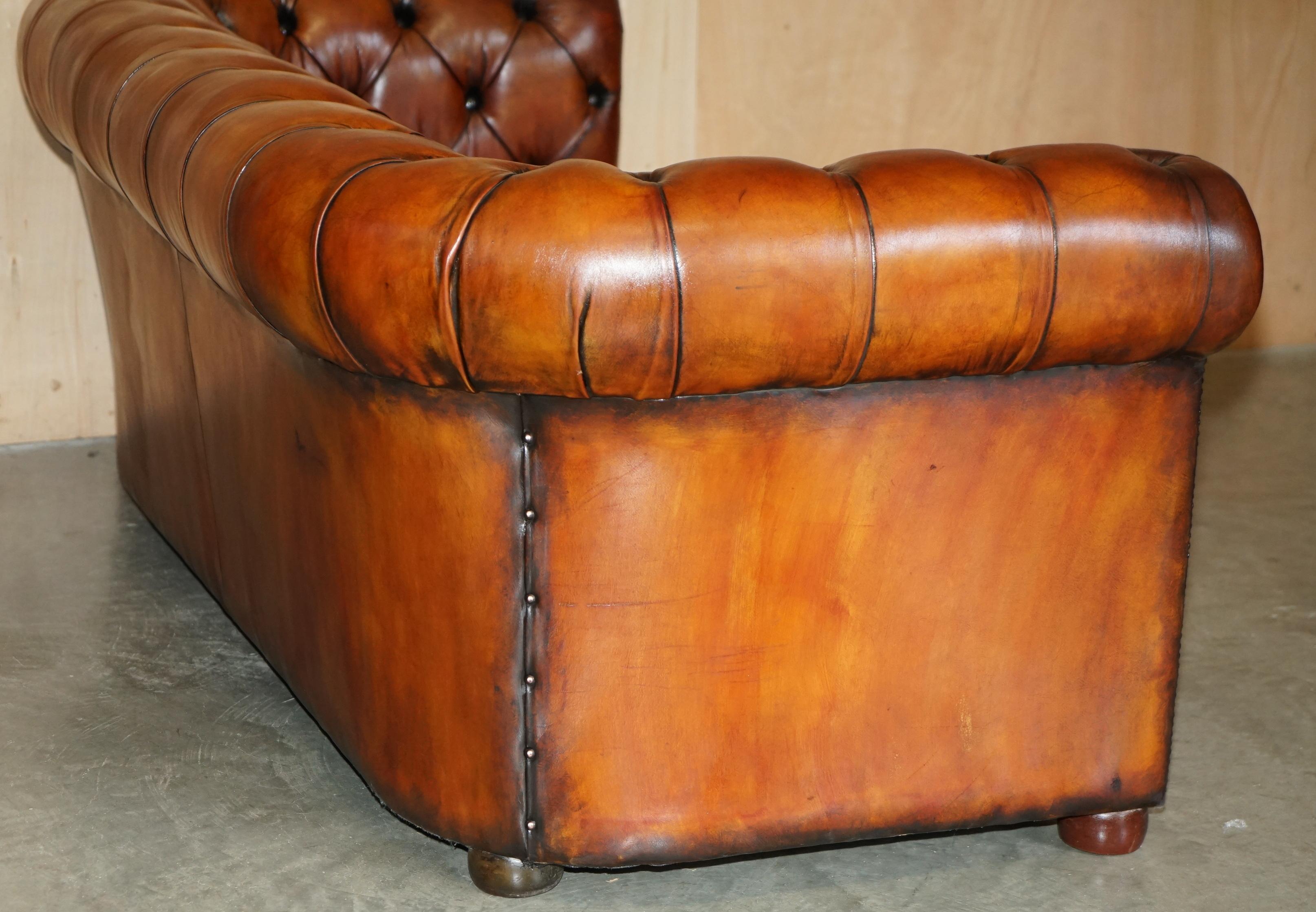 Fauteuil de club des années 1930 en cuir marron CHESTERFIELD TUFTED, teint à la main et restauré. en vente 8
