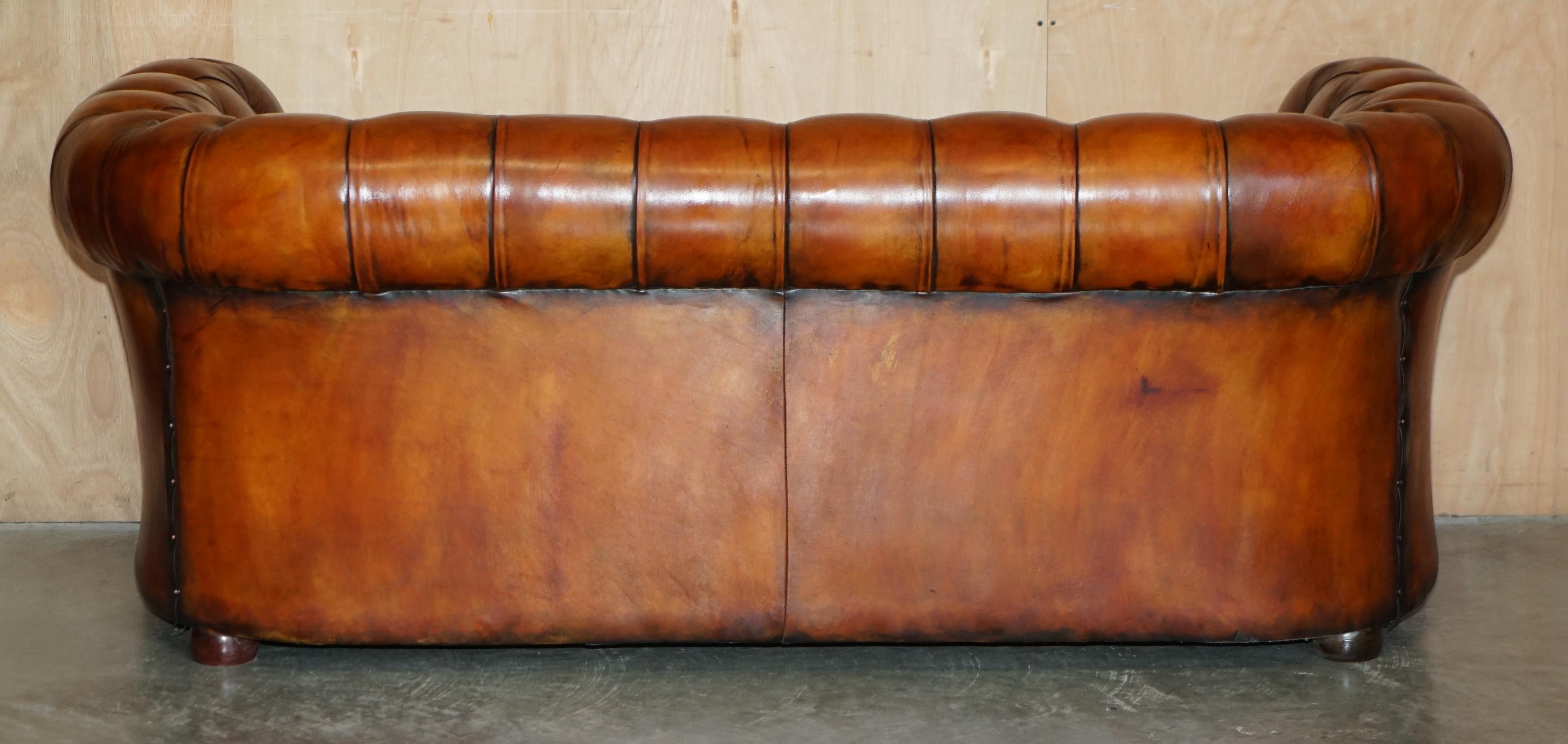 Fauteuil de club des années 1930 en cuir marron CHESTERFIELD TUFTED, teint à la main et restauré. en vente 9