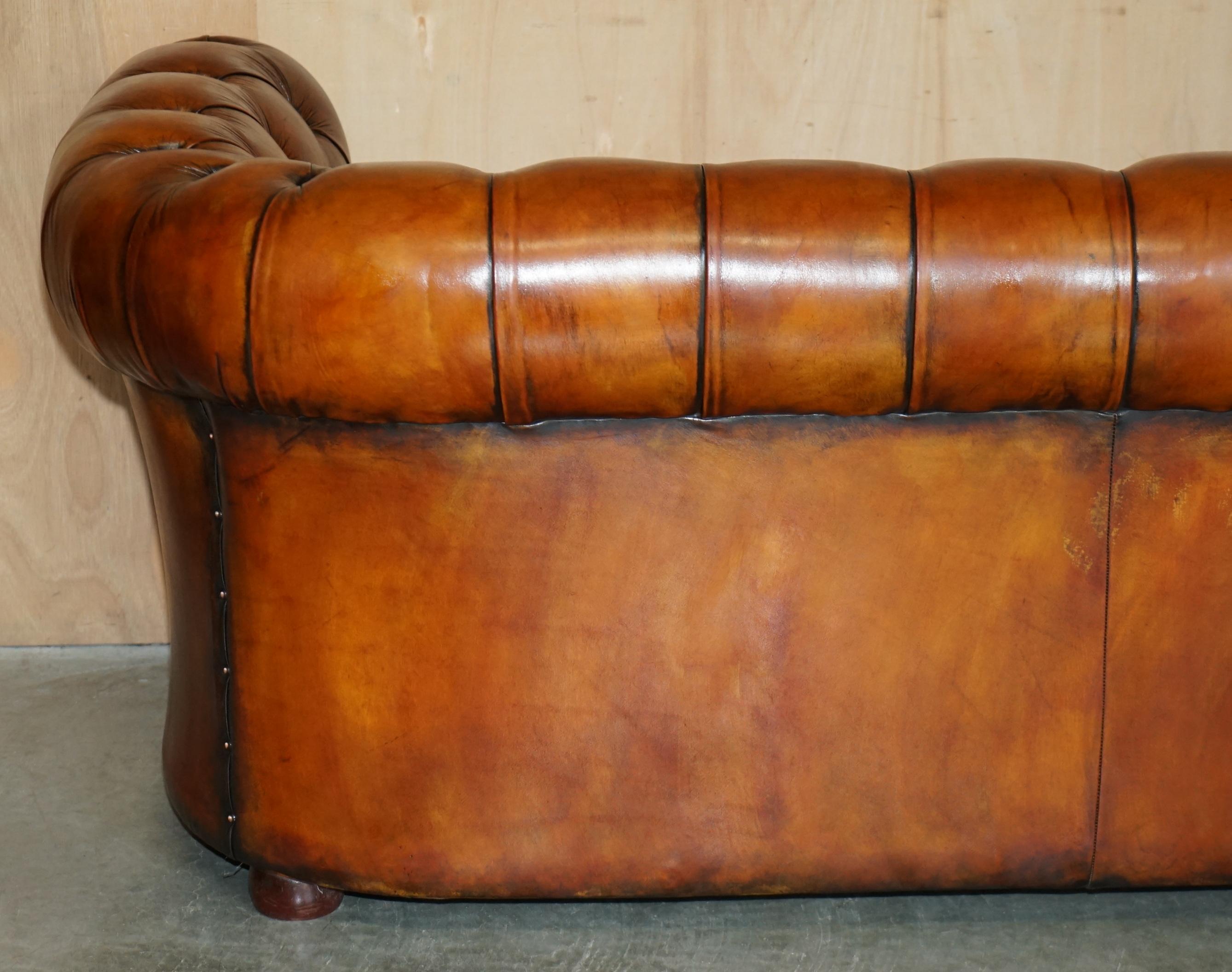 Fauteuil de club des années 1930 en cuir marron CHESTERFIELD TUFTED, teint à la main et restauré. en vente 10