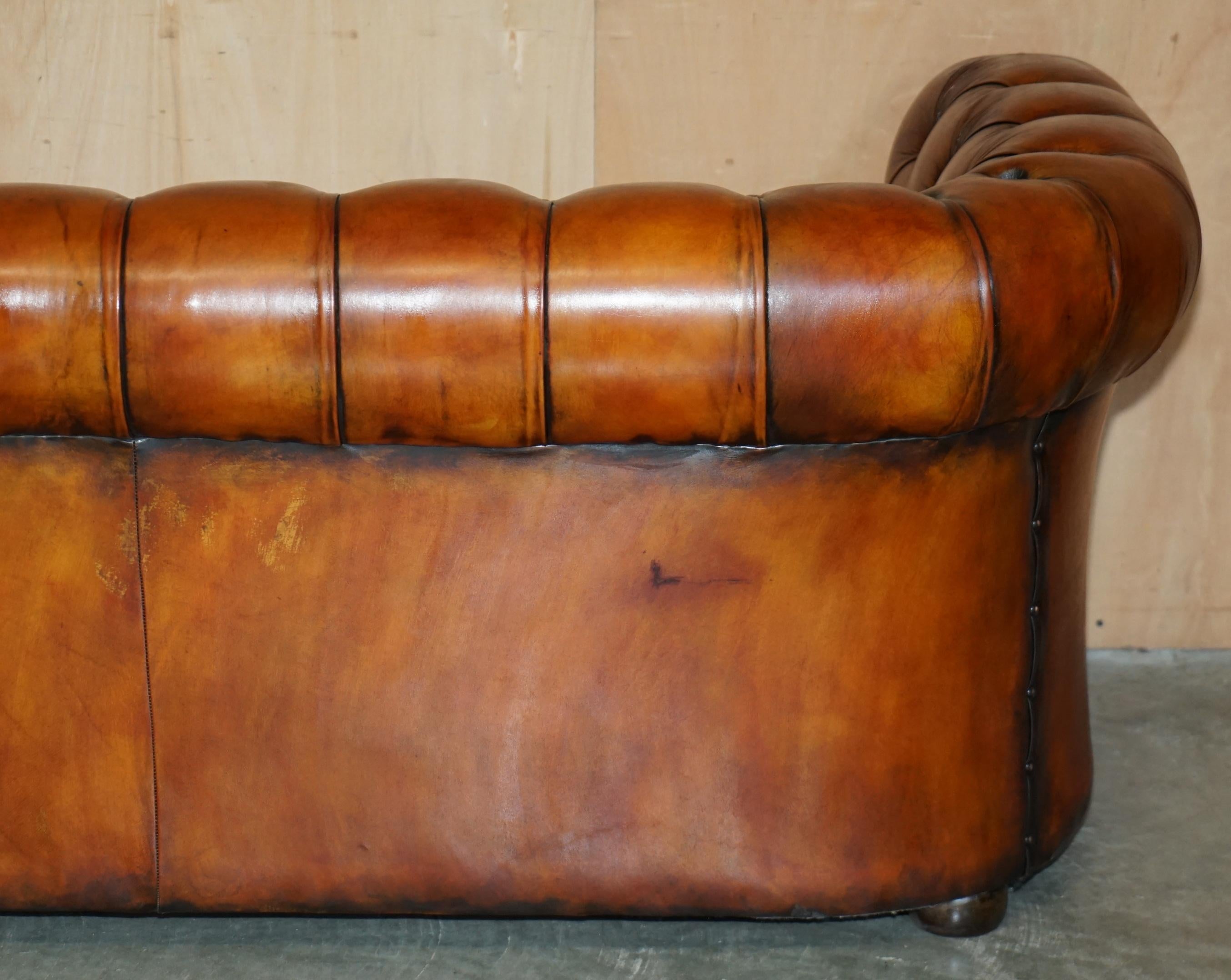 Fauteuil de club des années 1930 en cuir marron CHESTERFIELD TUFTED, teint à la main et restauré. en vente 11