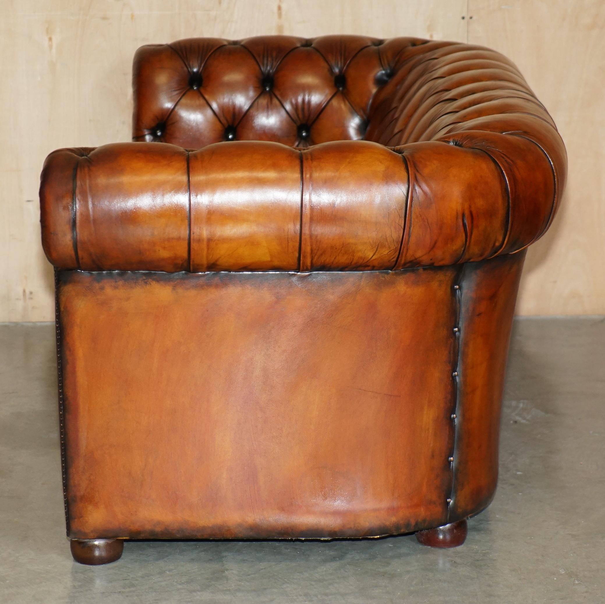 Fauteuil de club des années 1930 en cuir marron CHESTERFIELD TUFTED, teint à la main et restauré. en vente 12