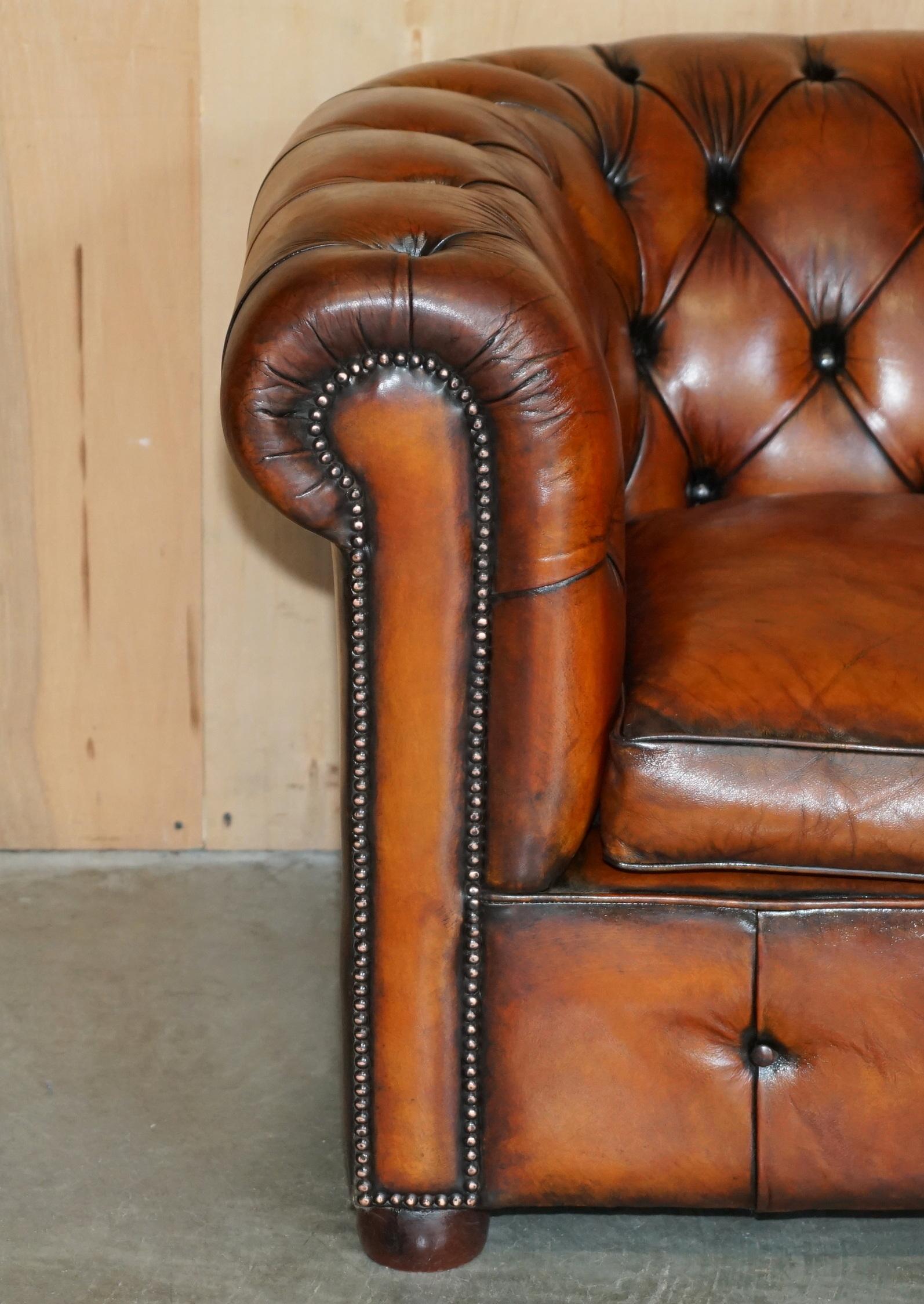 Art déco Fauteuil de club des années 1930 en cuir marron CHESTERFIELD TUFTED, teint à la main et restauré. en vente