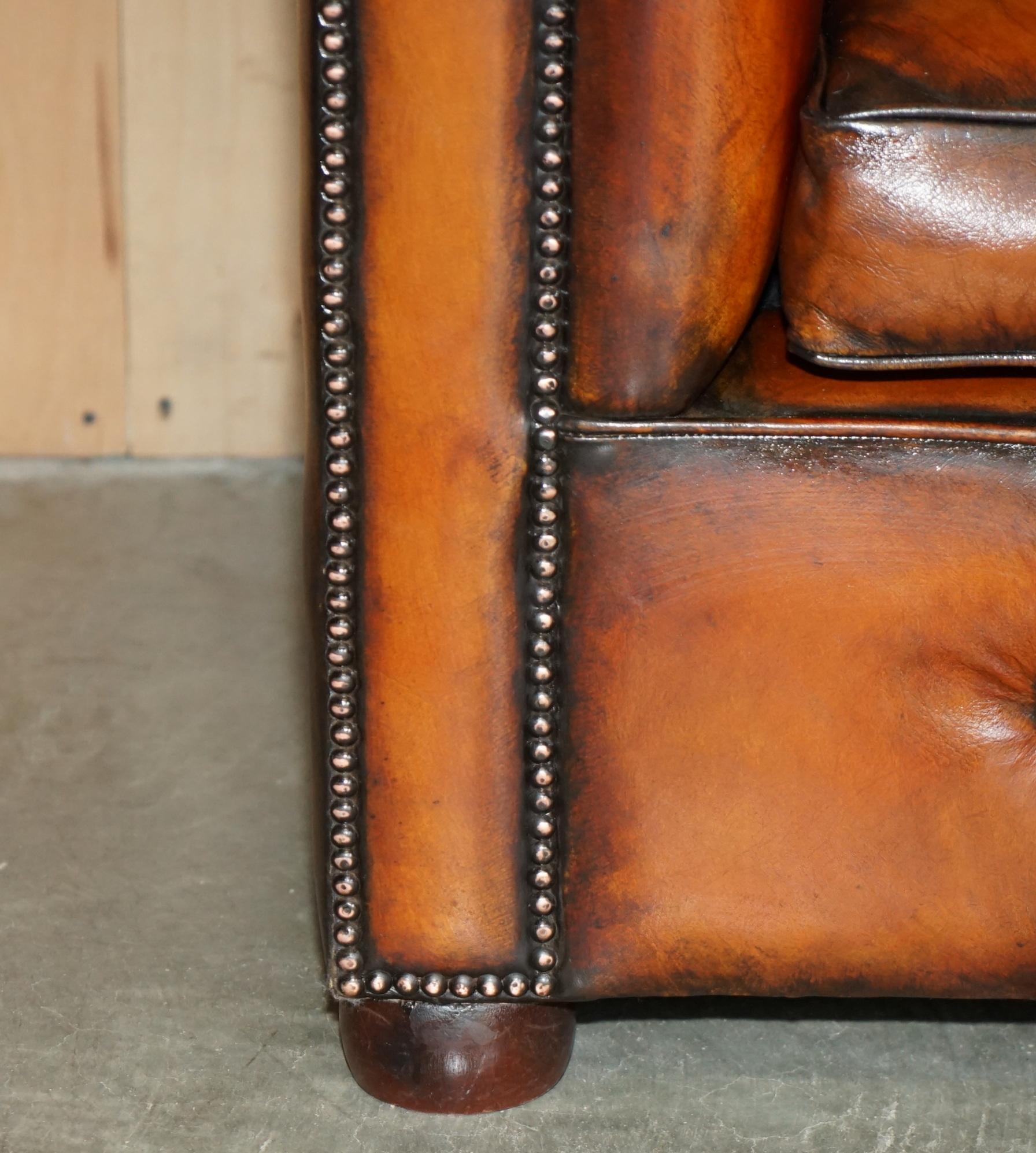Anglais Fauteuil de club des années 1930 en cuir marron CHESTERFIELD TUFTED, teint à la main et restauré. en vente