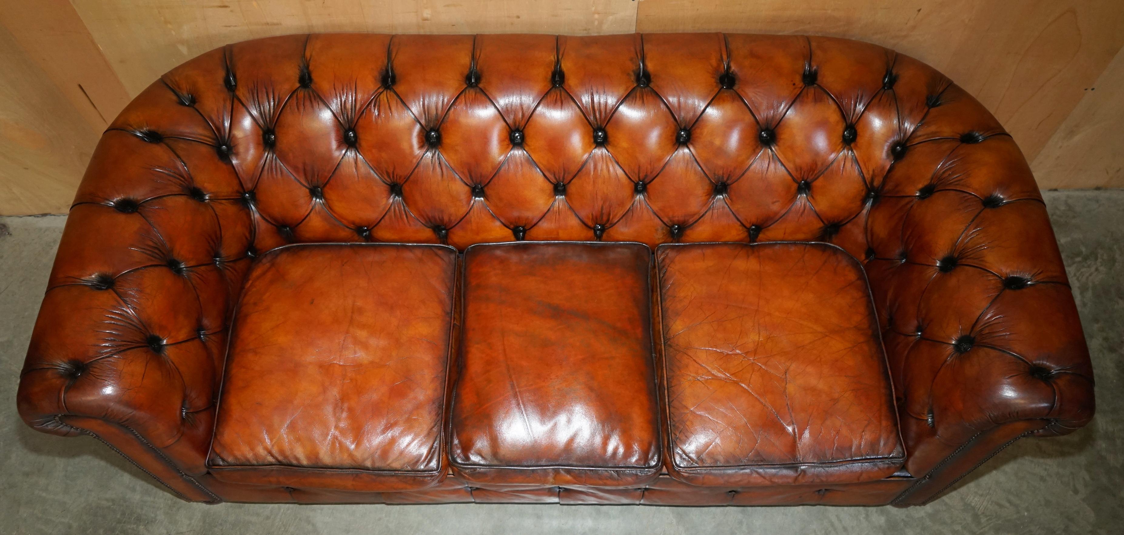 Fait main Fauteuil de club des années 1930 en cuir marron CHESTERFIELD TUFTED, teint à la main et restauré. en vente