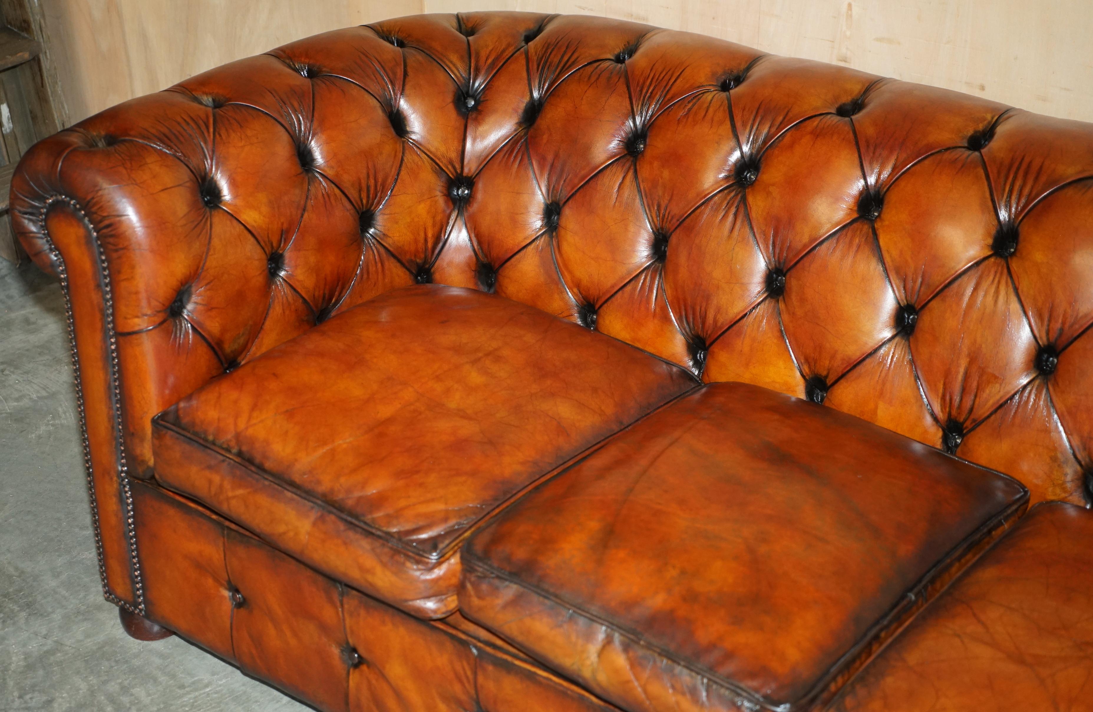 Fauteuil de club des années 1930 en cuir marron CHESTERFIELD TUFTED, teint à la main et restauré. Bon état - En vente à West Sussex, Pulborough