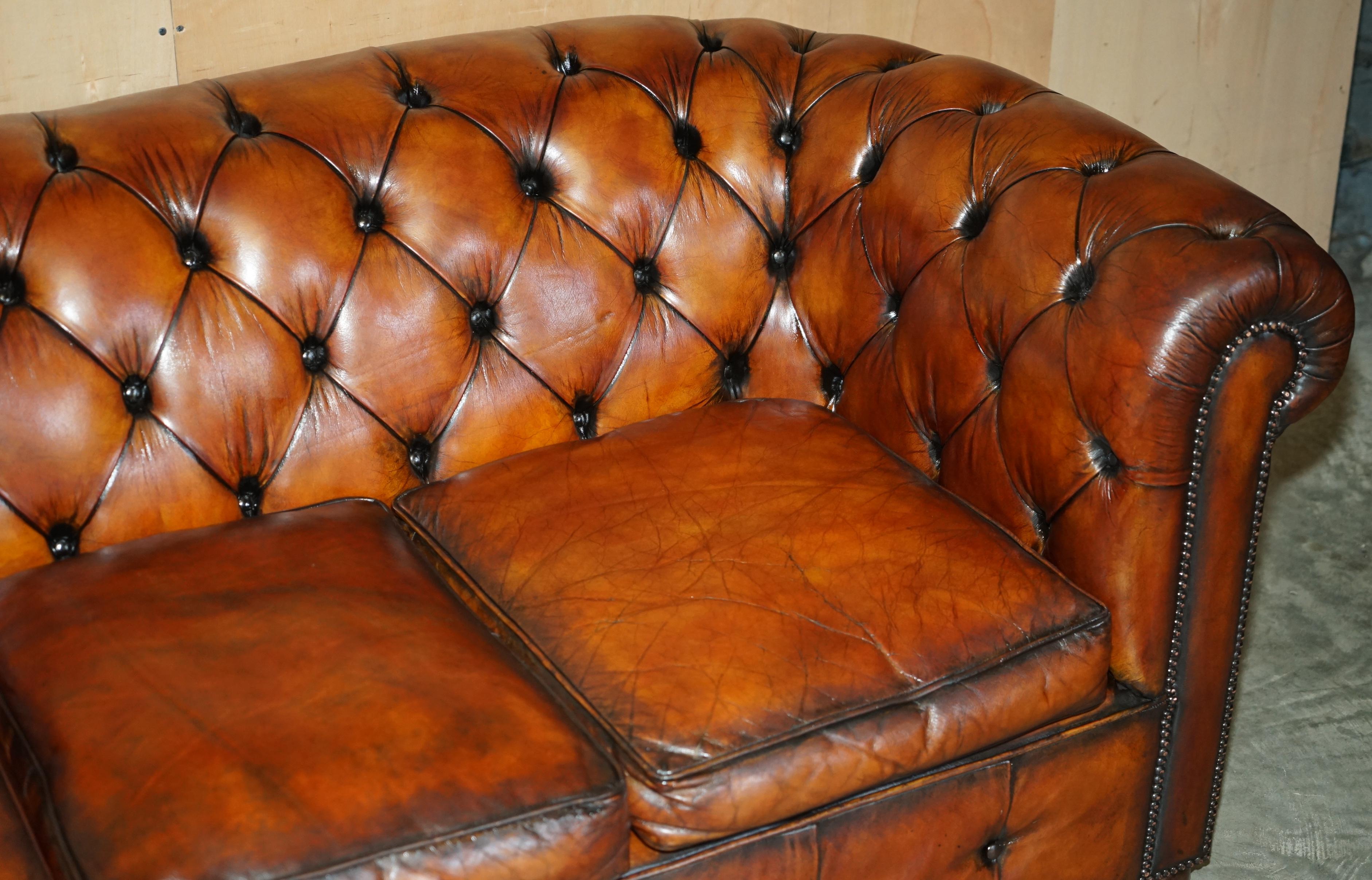 Milieu du XXe siècle Fauteuil de club des années 1930 en cuir marron CHESTERFIELD TUFTED, teint à la main et restauré. en vente
