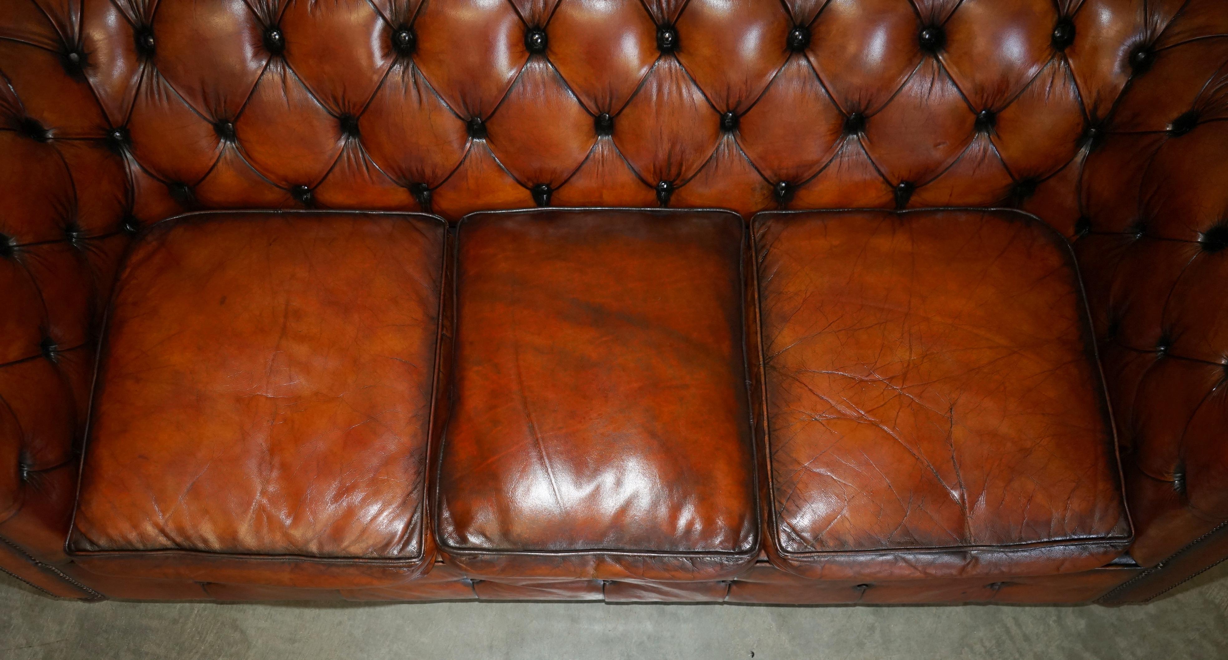 Cuir Fauteuil de club des années 1930 en cuir marron CHESTERFIELD TUFTED, teint à la main et restauré. en vente