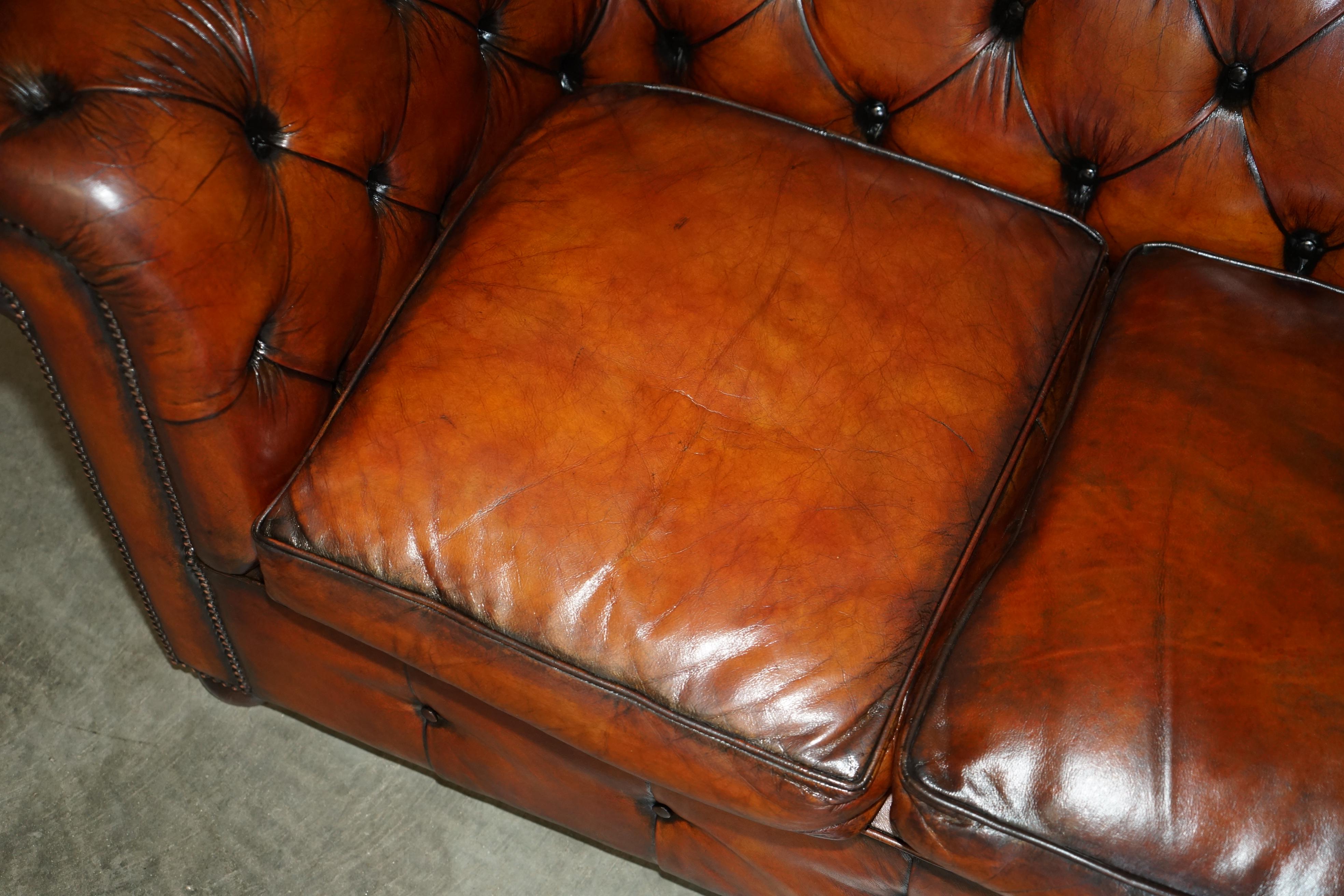 Fauteuil de club des années 1930 en cuir marron CHESTERFIELD TUFTED, teint à la main et restauré. en vente 1