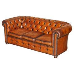 1930er Jahre HANDGEFÄRBTE RESTORIERTE WHISKEY BROWN LEATHER CHESTERFIELD TUFTED CLUB SOFA
