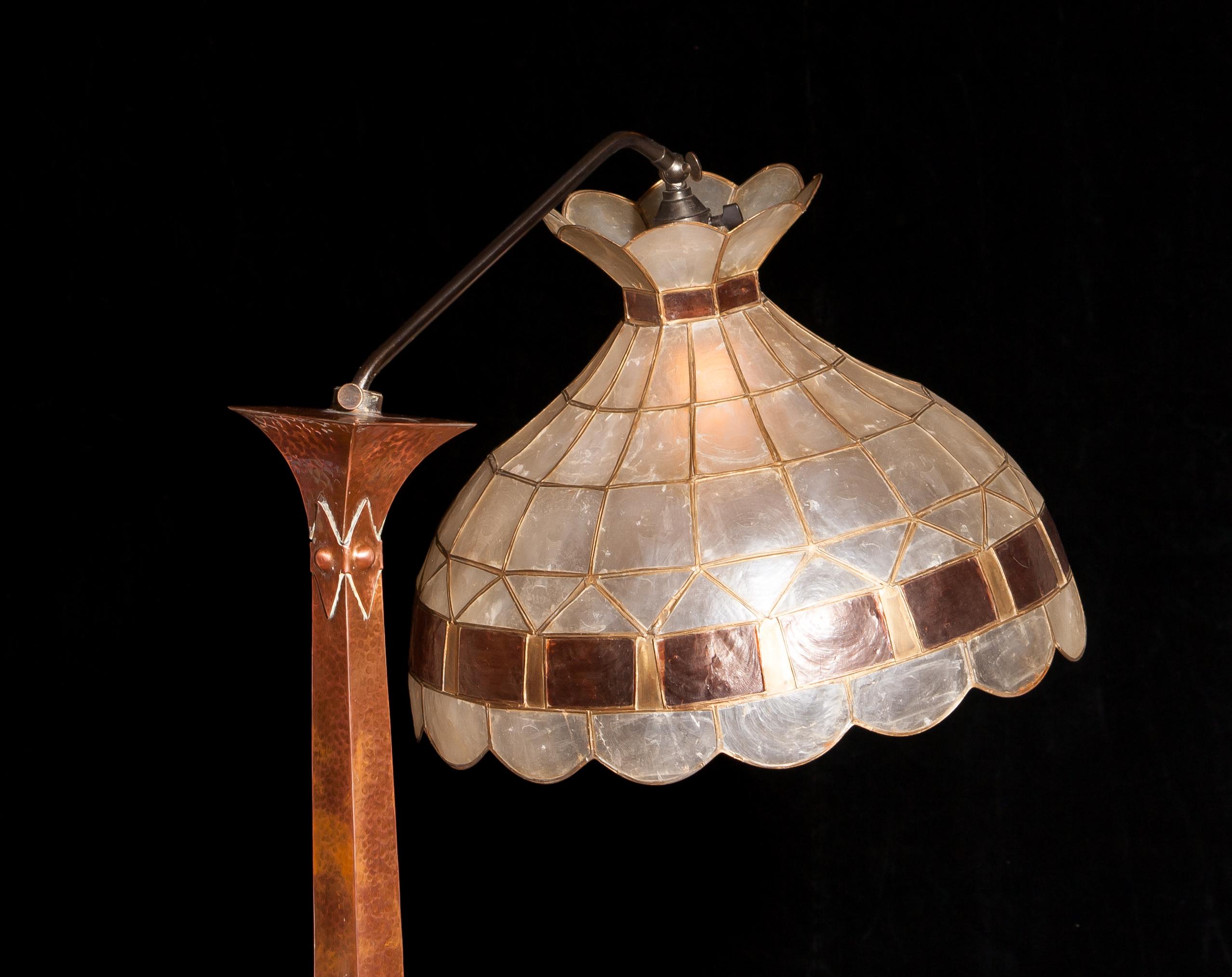 1930s, Hand-Hammered Red Copper and Tiffani Style Art Deco Floor Lamp, Sweden In Good Condition In Silvolde, Gelderland