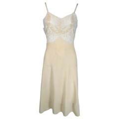 Hand Made anni '30 in chiffon di seta crema con pizzo a tombolo e ricamato  Scivolare