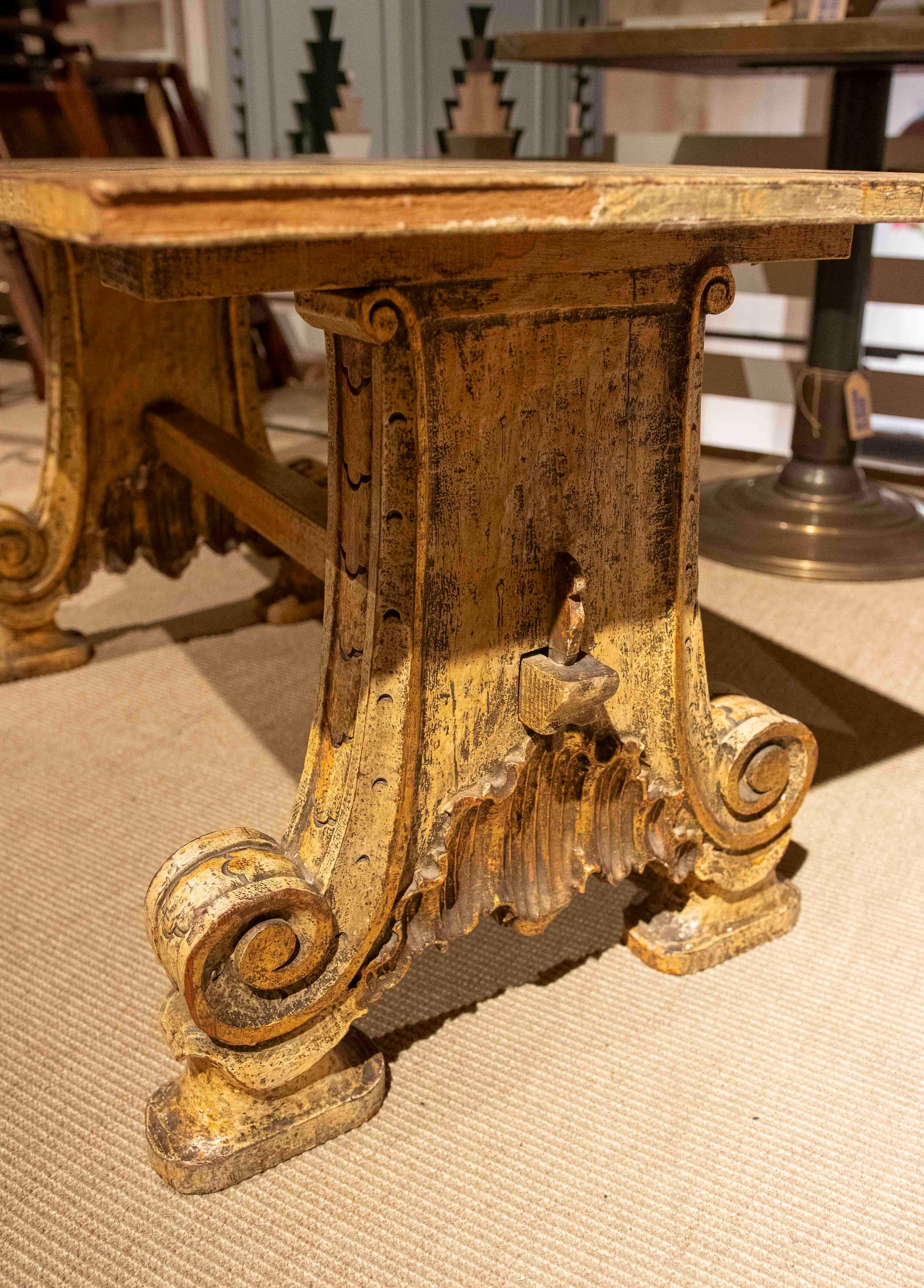 Table en bois antique peinte à la main dans les années 1930, avec patine vieillie en vente 3