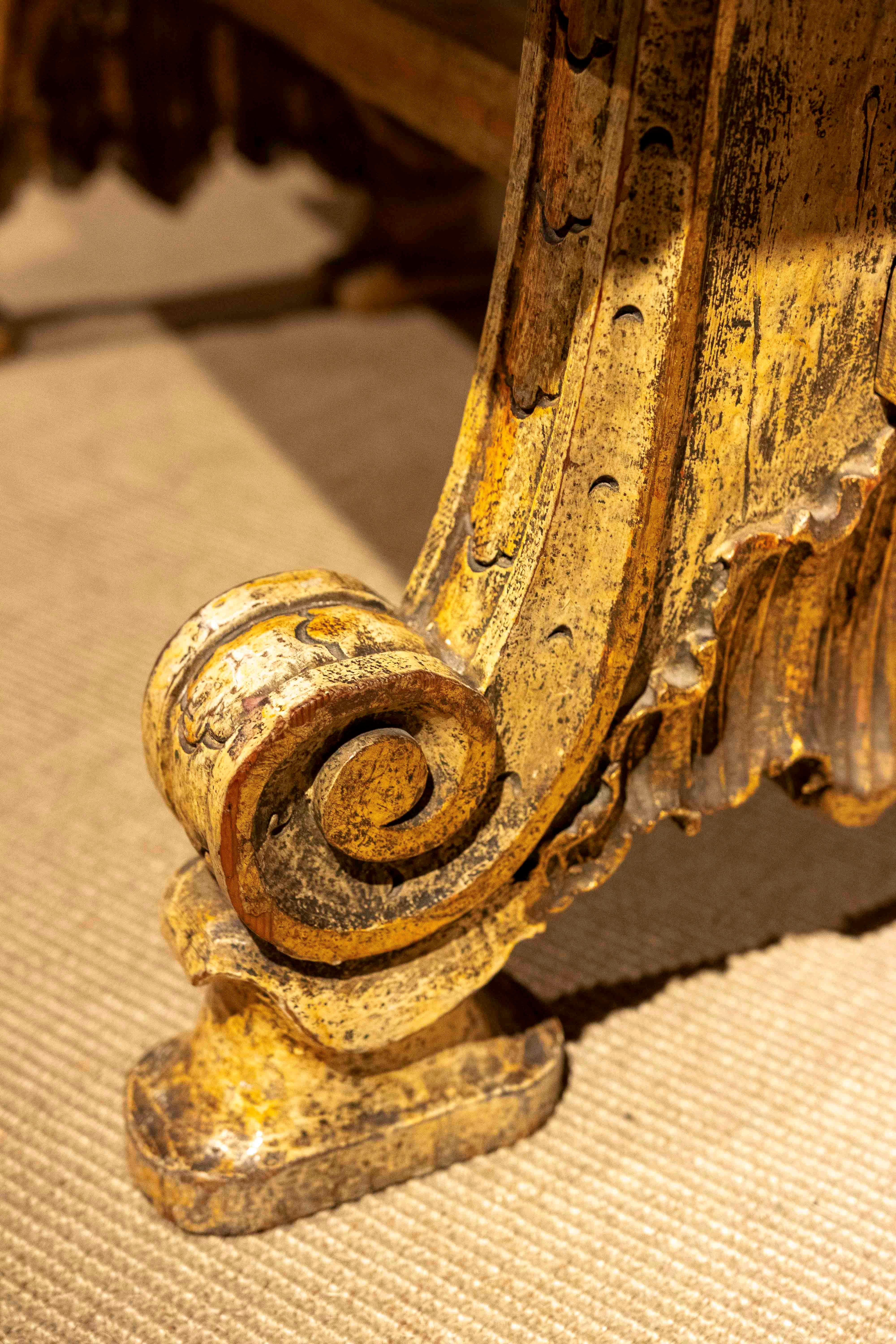Table en bois antique peinte à la main dans les années 1930, avec patine vieillie en vente 4
