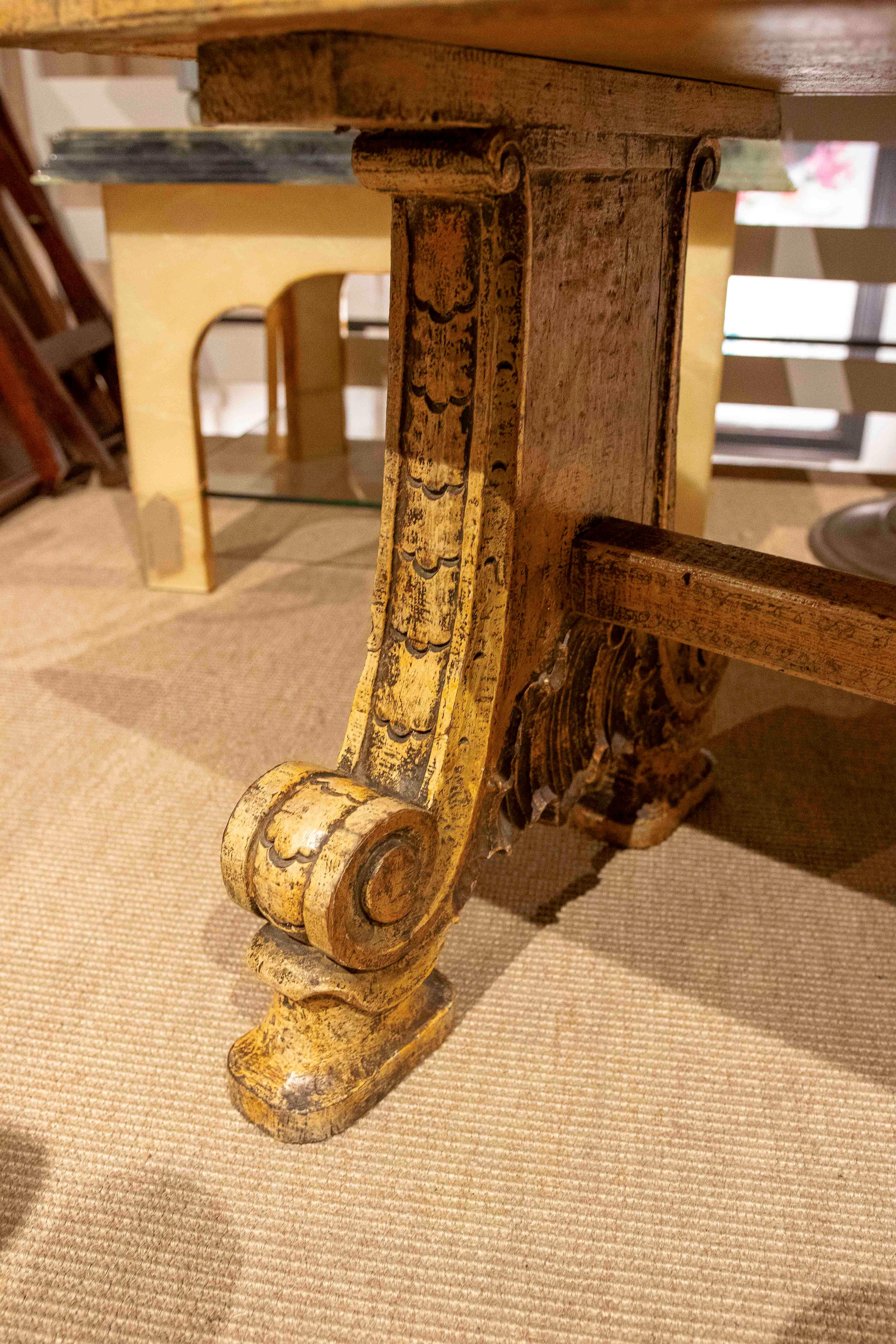 Table en bois antique peinte à la main dans les années 1930, avec patine vieillie en vente 6