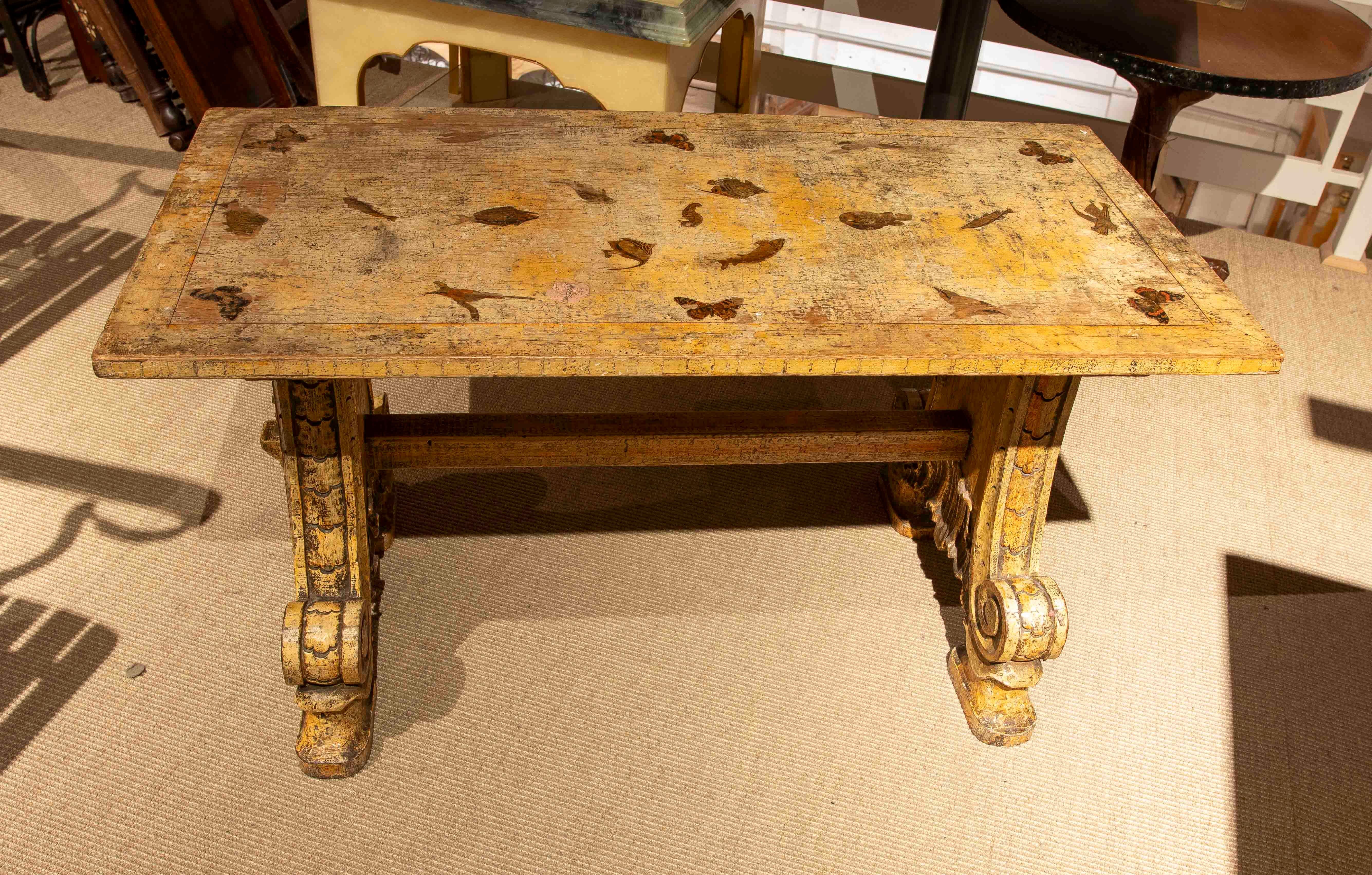 Espagnol Table en bois antique peinte à la main dans les années 1930, avec patine vieillie en vente