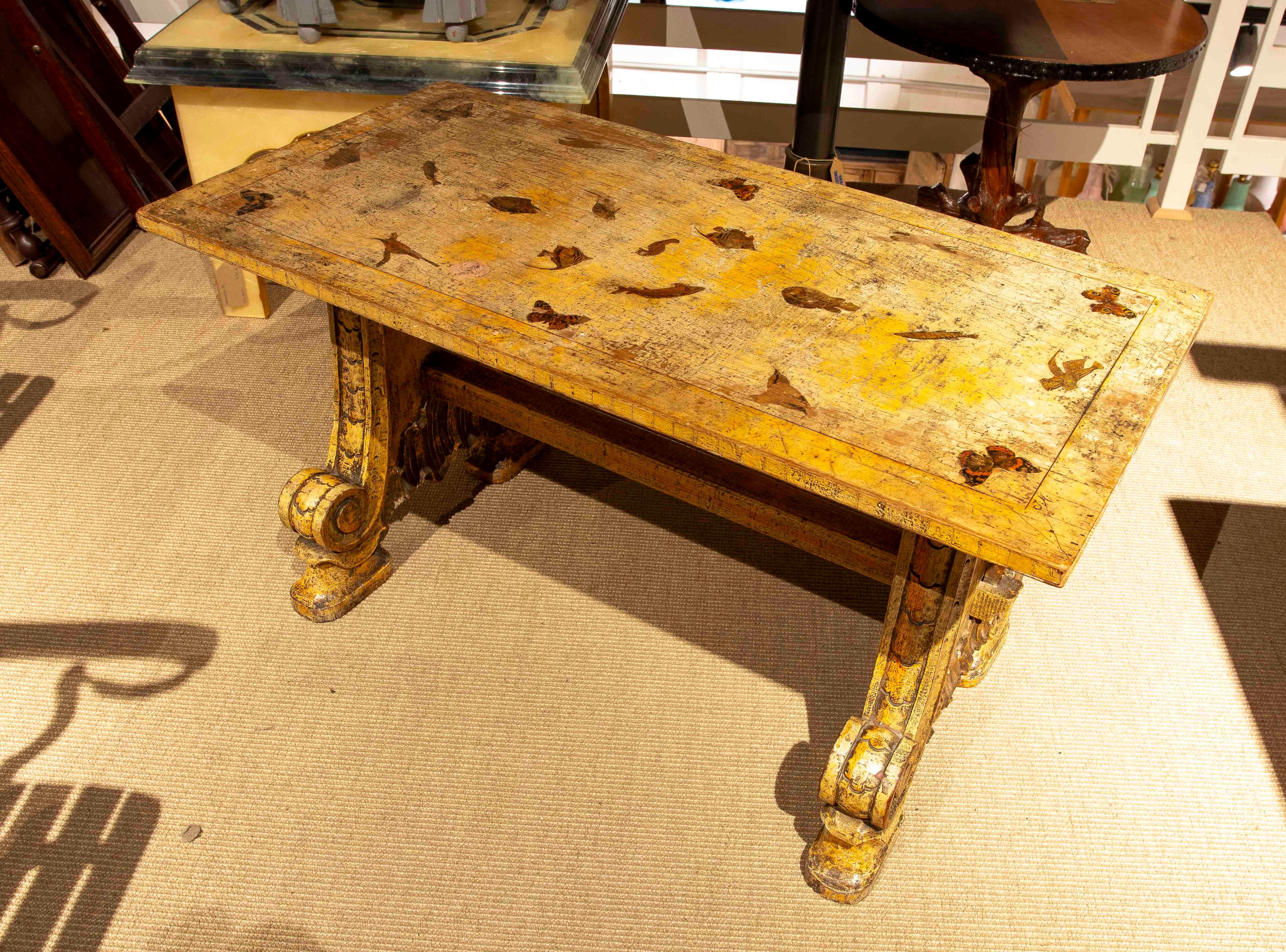 Sculpté à la main Table en bois antique peinte à la main dans les années 1930, avec patine vieillie en vente