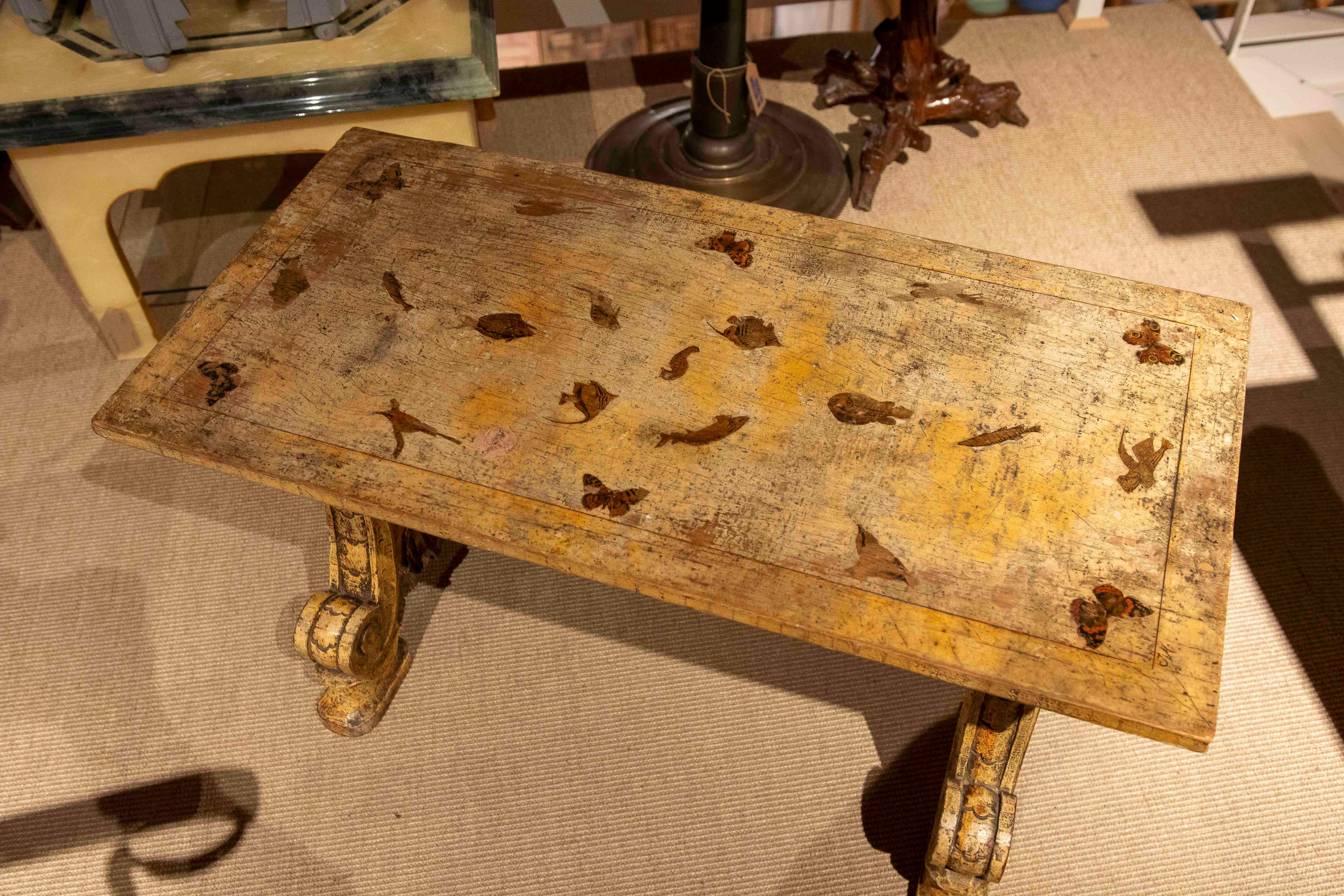 Table en bois antique peinte à la main dans les années 1930, avec patine vieillie Bon état - En vente à Marbella, ES