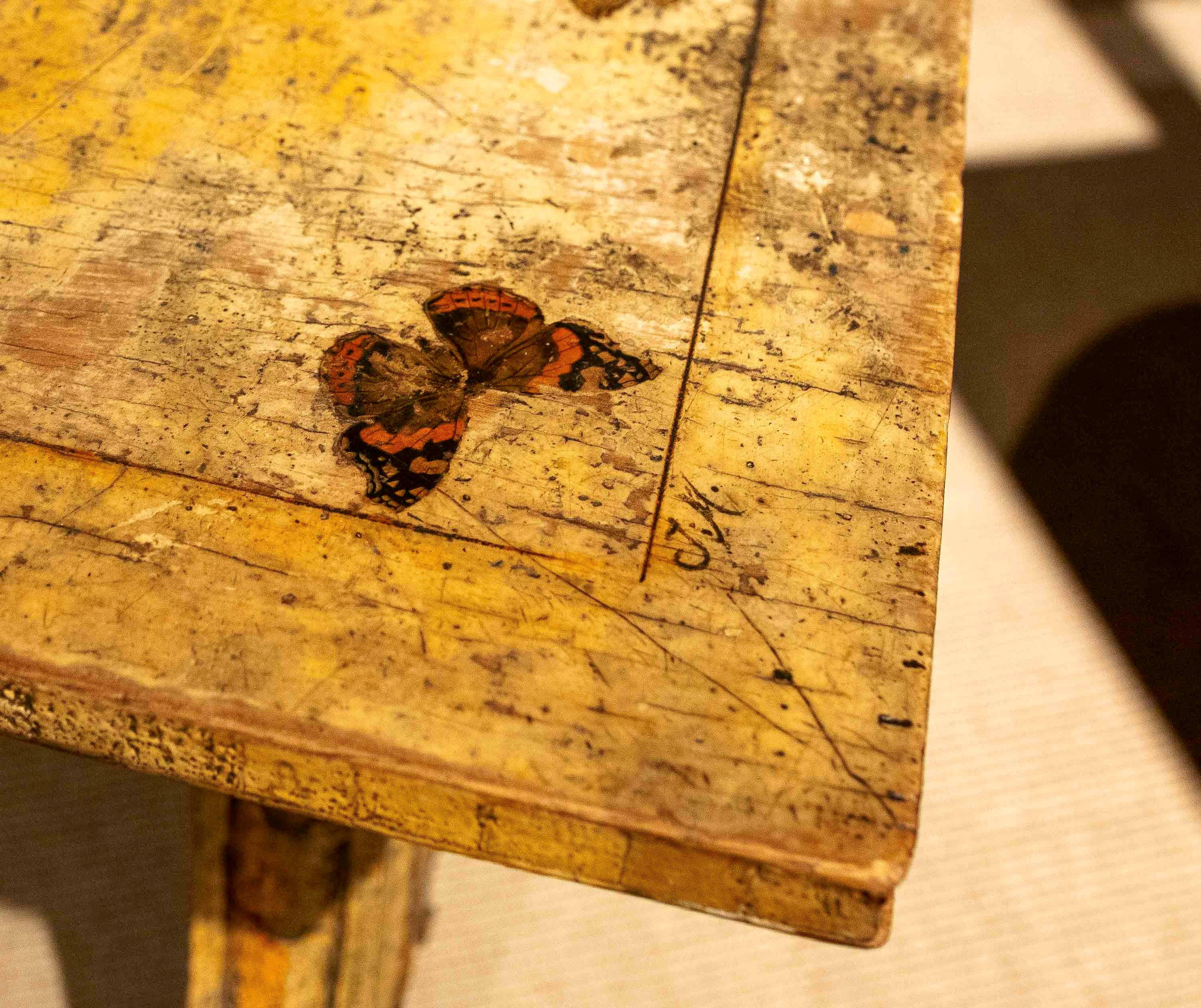 20ième siècle Table en bois antique peinte à la main dans les années 1930, avec patine vieillie en vente